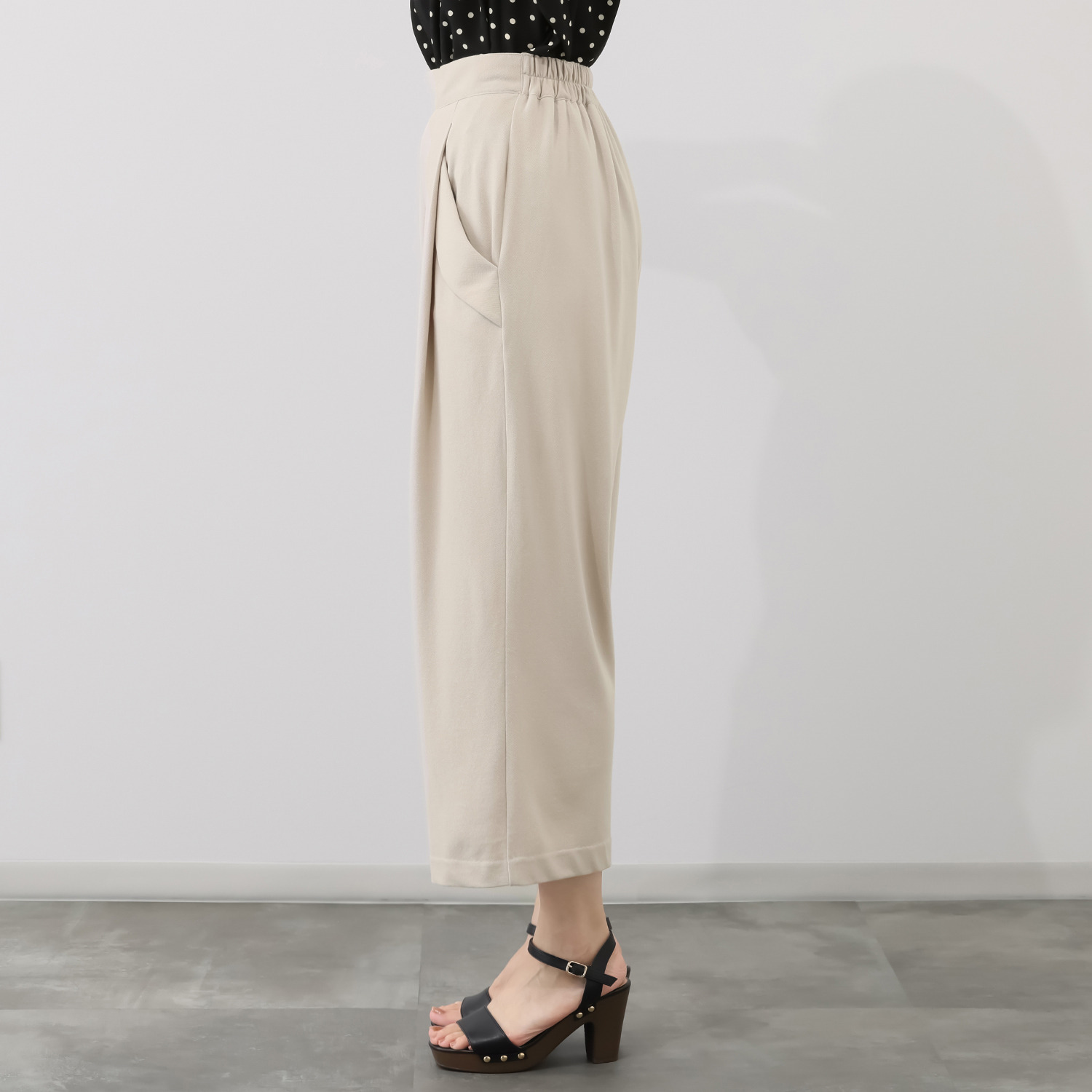 オルテンジア きれいめ鹿の子ジャージー 軽やかに涼やかに マニッシュを装う テーパードパンツ