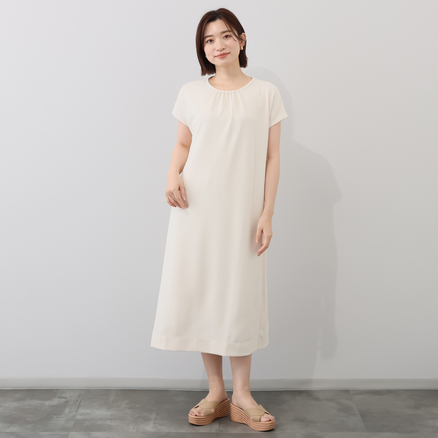 ヤエアジュテ Ｉラインですっきり モードなバックスタイル 夏の上品ワンピース