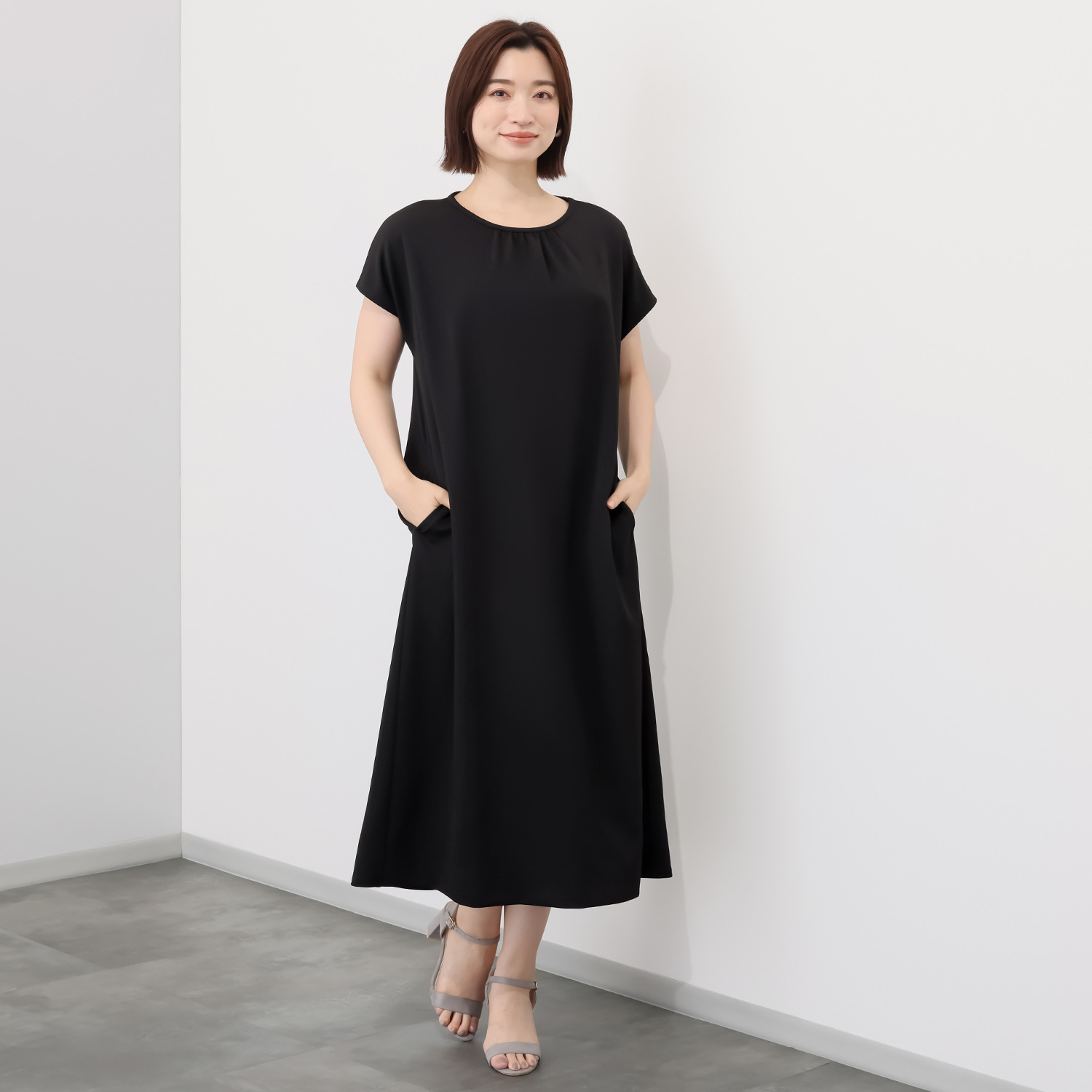 ヤエアジュテ Ｉラインですっきり モードなバックスタイル 夏の上品ワンピース