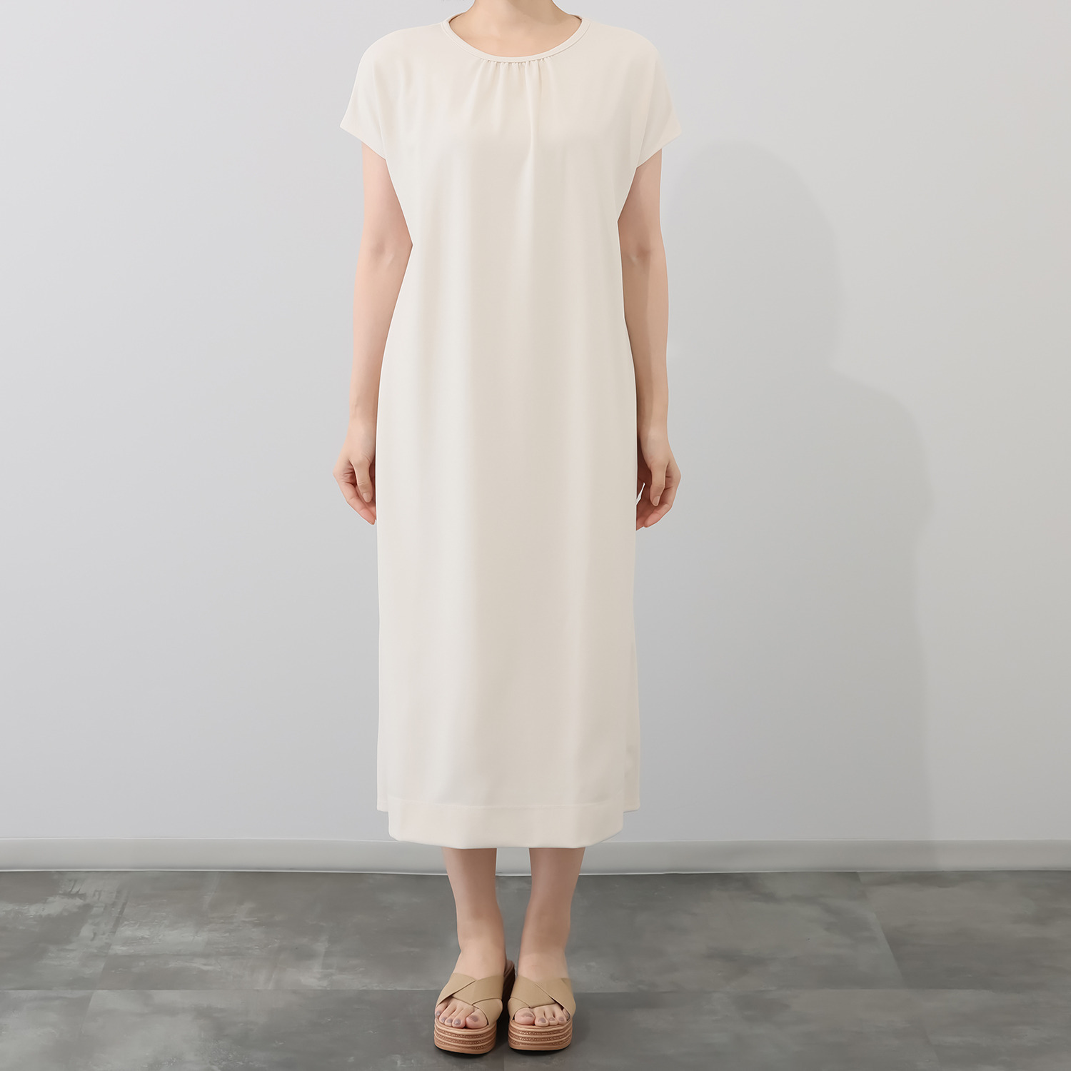 ヤエアジュテ Ｉラインですっきり モードなバックスタイル 夏の上品ワンピース