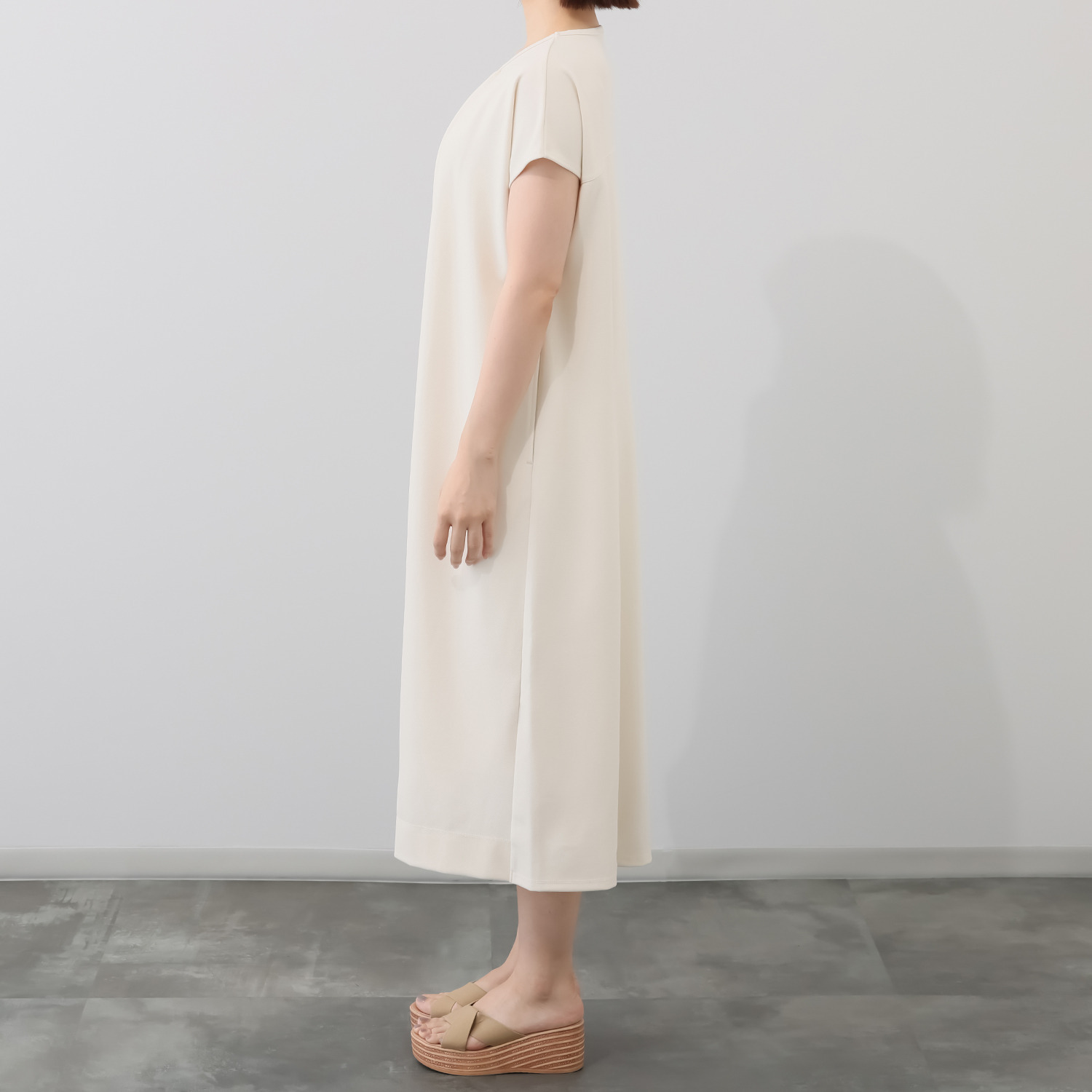ヤエアジュテ Ｉラインですっきり モードなバックスタイル 夏の上品ワンピース