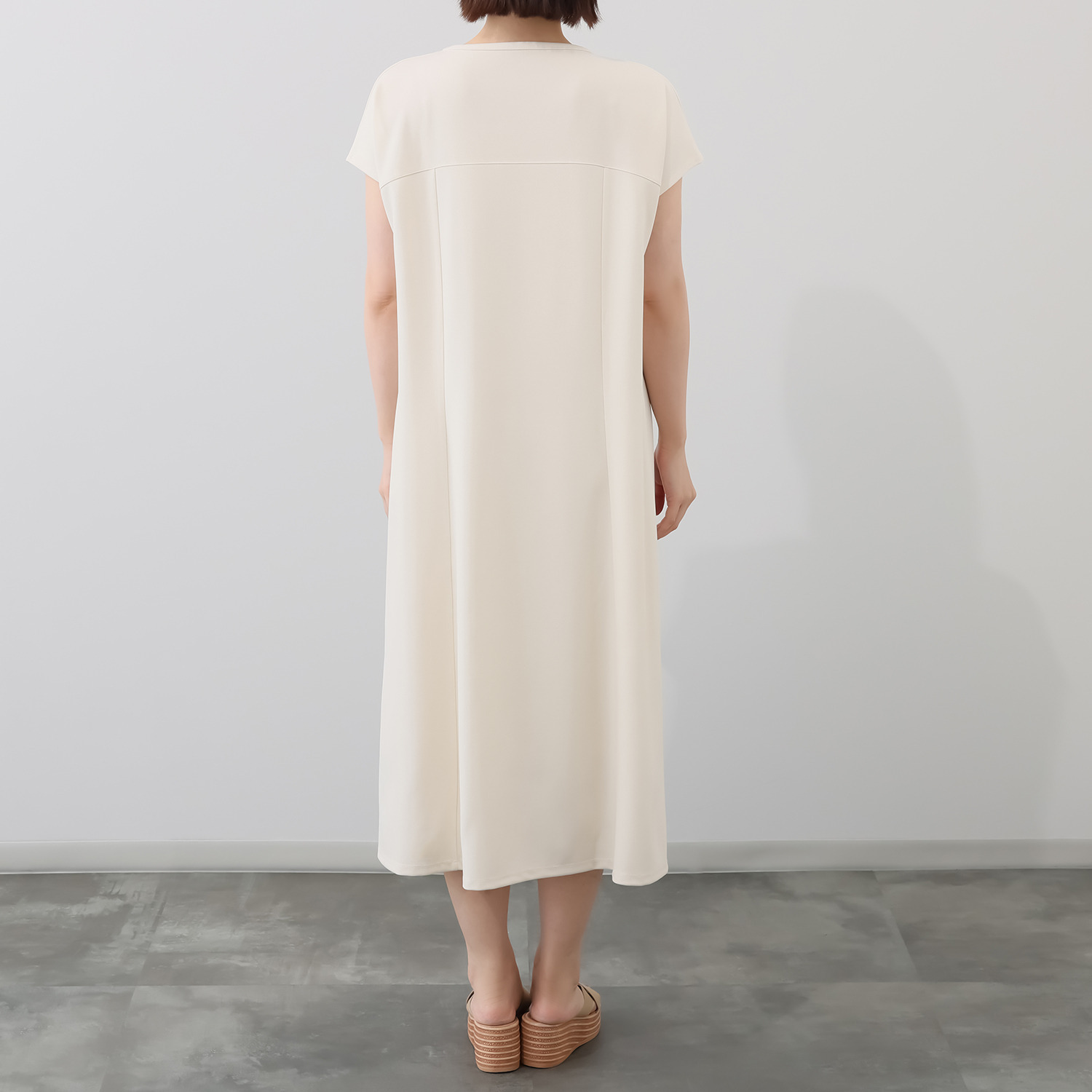 ヤエアジュテ Ｉラインですっきり モードなバックスタイル 夏の上品ワンピース
