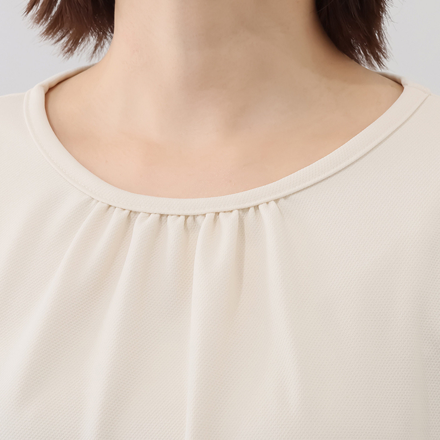 ヤエアジュテ Ｉラインですっきり モードなバックスタイル 夏の上品ワンピース