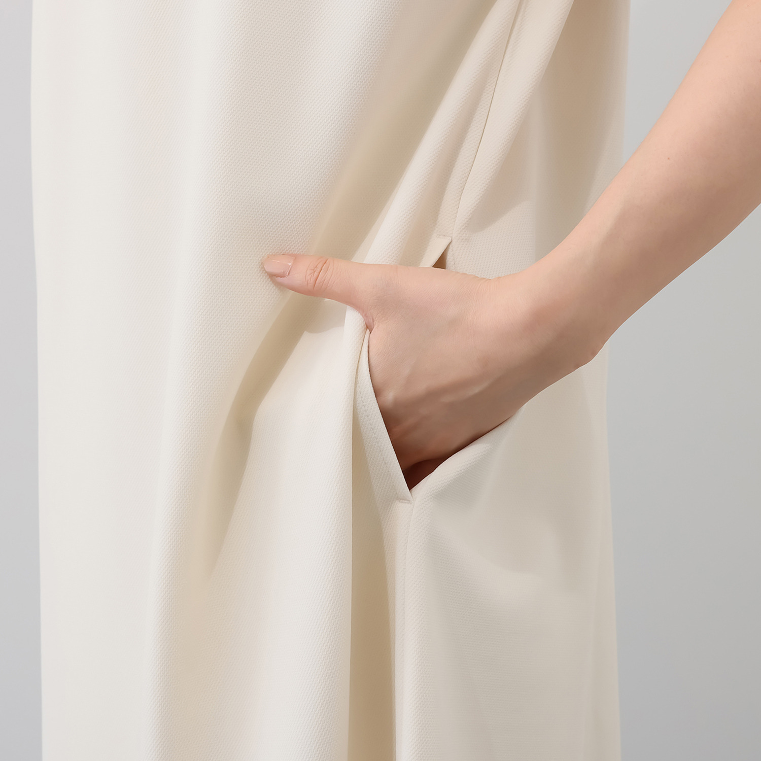 ヤエアジュテ Ｉラインですっきり モードなバックスタイル 夏の上品ワンピース