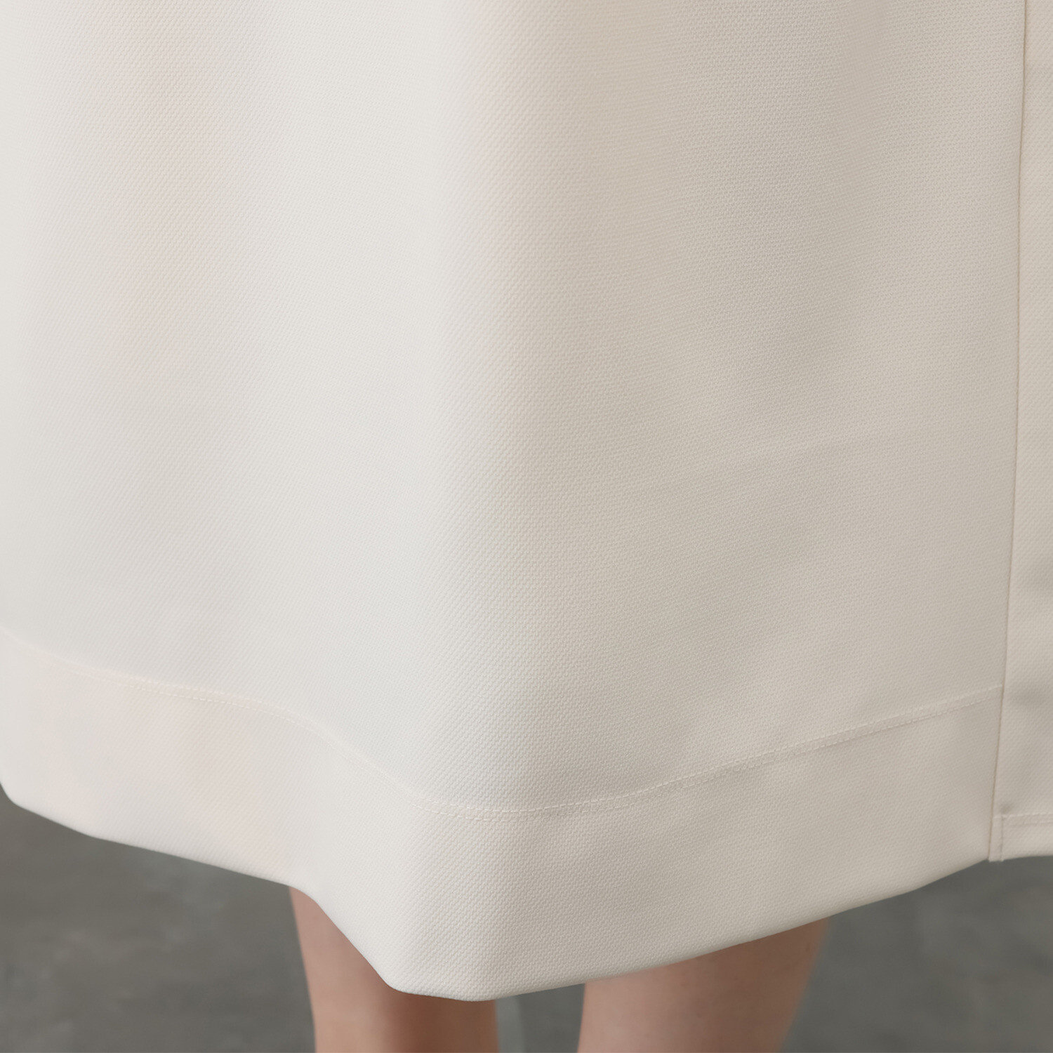 ヤエアジュテ Ｉラインですっきり モードなバックスタイル 夏の上品ワンピース