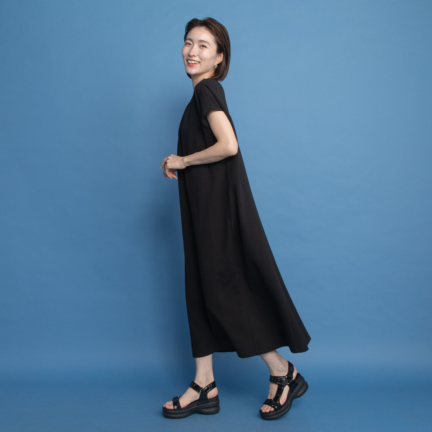 ヤエアジュテ Ｉラインですっきり モードなバックスタイル 夏の上品ワンピース