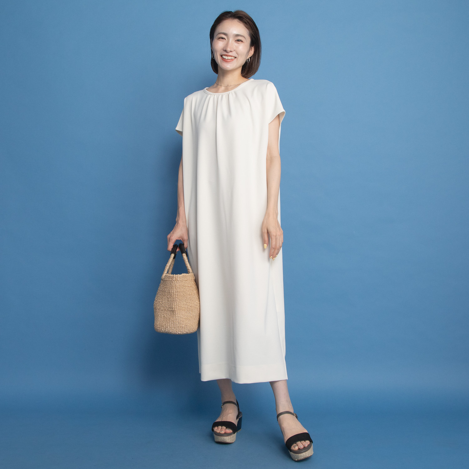 ヤエアジュテ Ｉラインですっきり モードなバックスタイル 夏の上品ワンピース