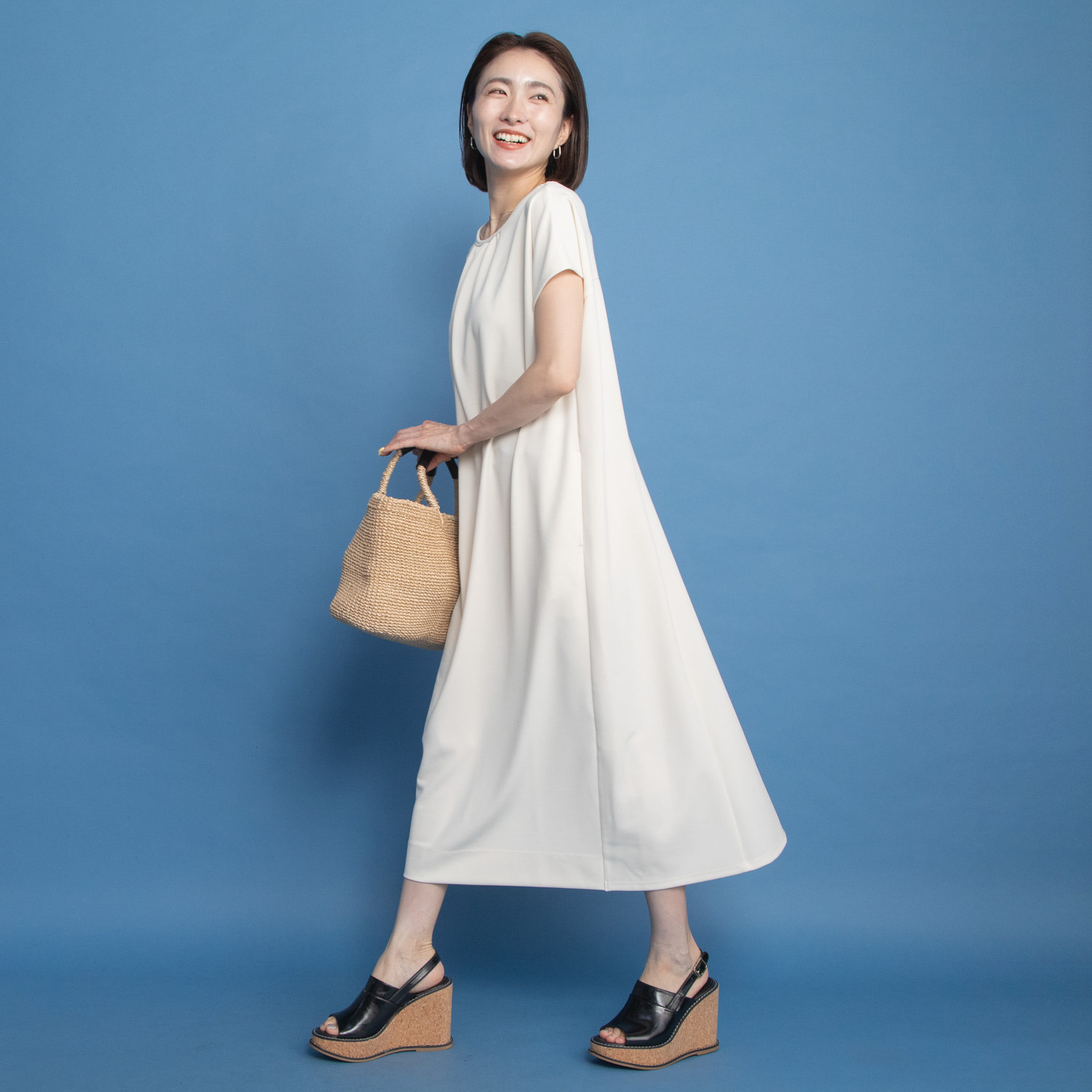 ヤエアジュテ Ｉラインですっきり モードなバックスタイル 夏の上品ワンピース