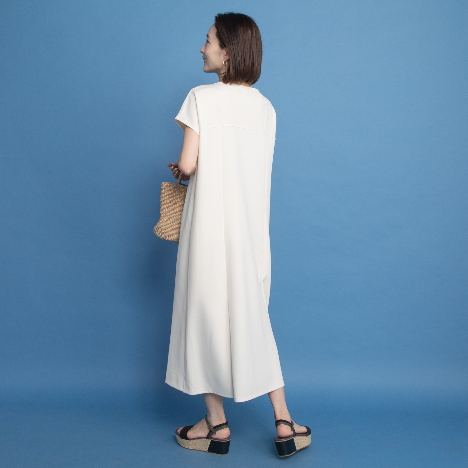 ヤエアジュテ Ｉラインですっきり モードなバックスタイル 夏の上品ワンピース