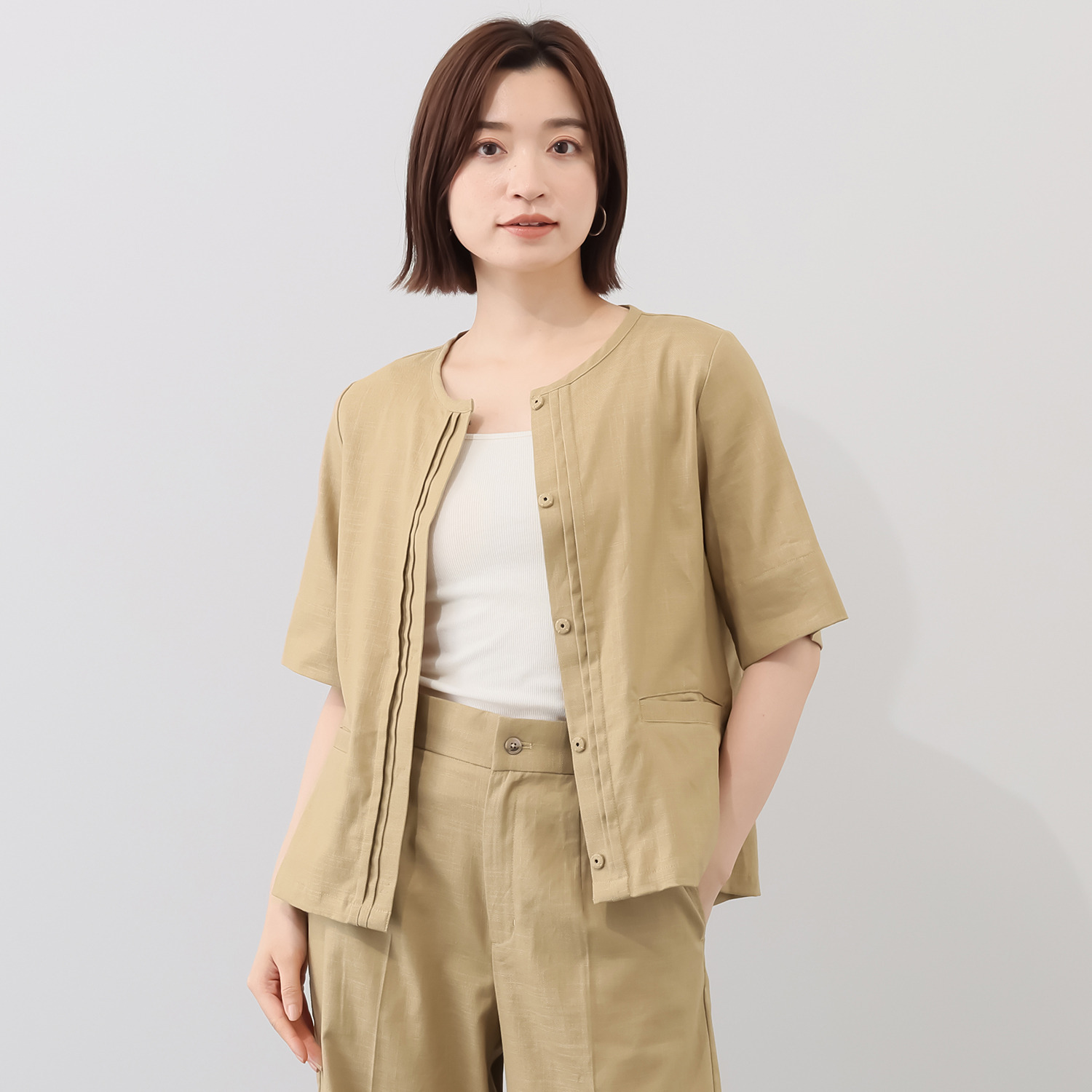 ヤエアジュテ 旬なハーフスリーブで 開けても閉めても上品見え リネン混 ノーカラージャケット
