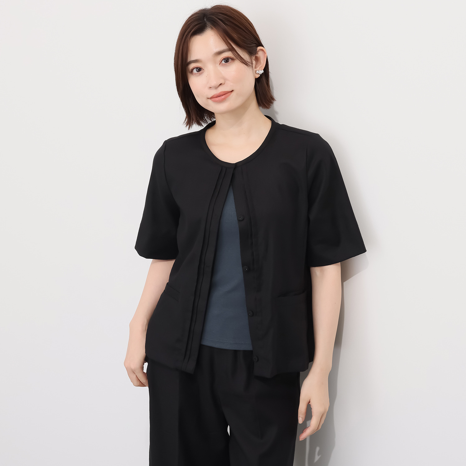 ヤエアジュテ 旬なハーフスリーブで 開けても閉めても上品見え リネン混 ノーカラージャケット