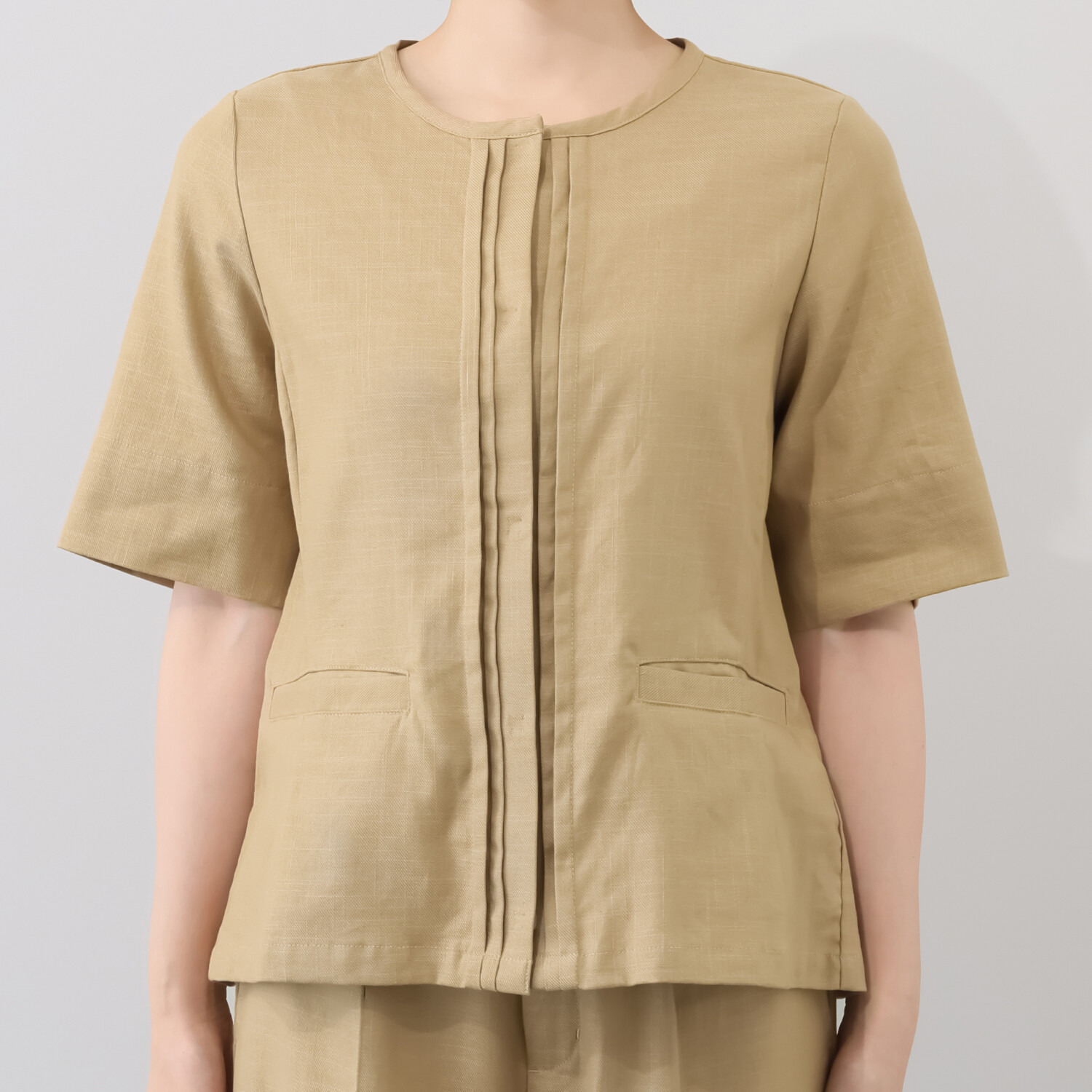 ヤエアジュテ 旬なハーフスリーブで 開けても閉めても上品見え リネン混 ノーカラージャケット