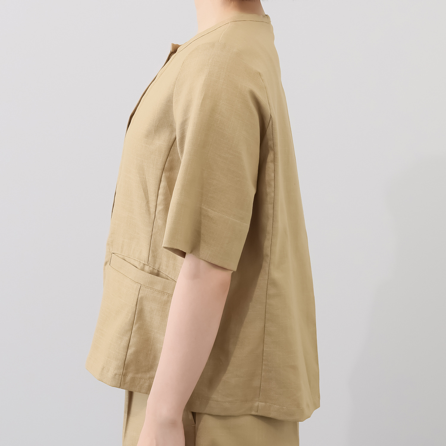 ヤエアジュテ 旬なハーフスリーブで 開けても閉めても上品見え リネン混 ノーカラージャケット