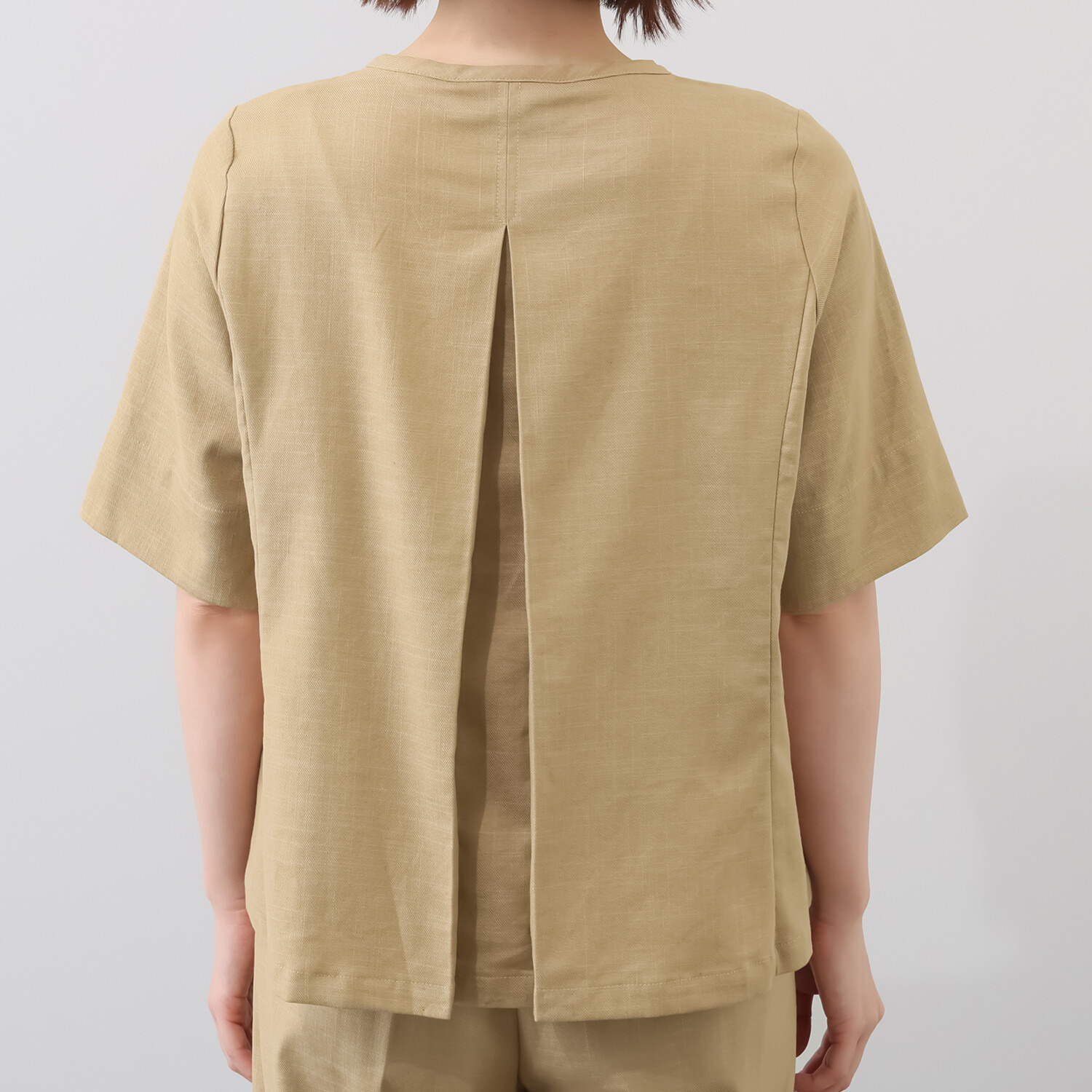 ヤエアジュテ 旬なハーフスリーブで 開けても閉めても上品見え リネン混 ノーカラージャケット