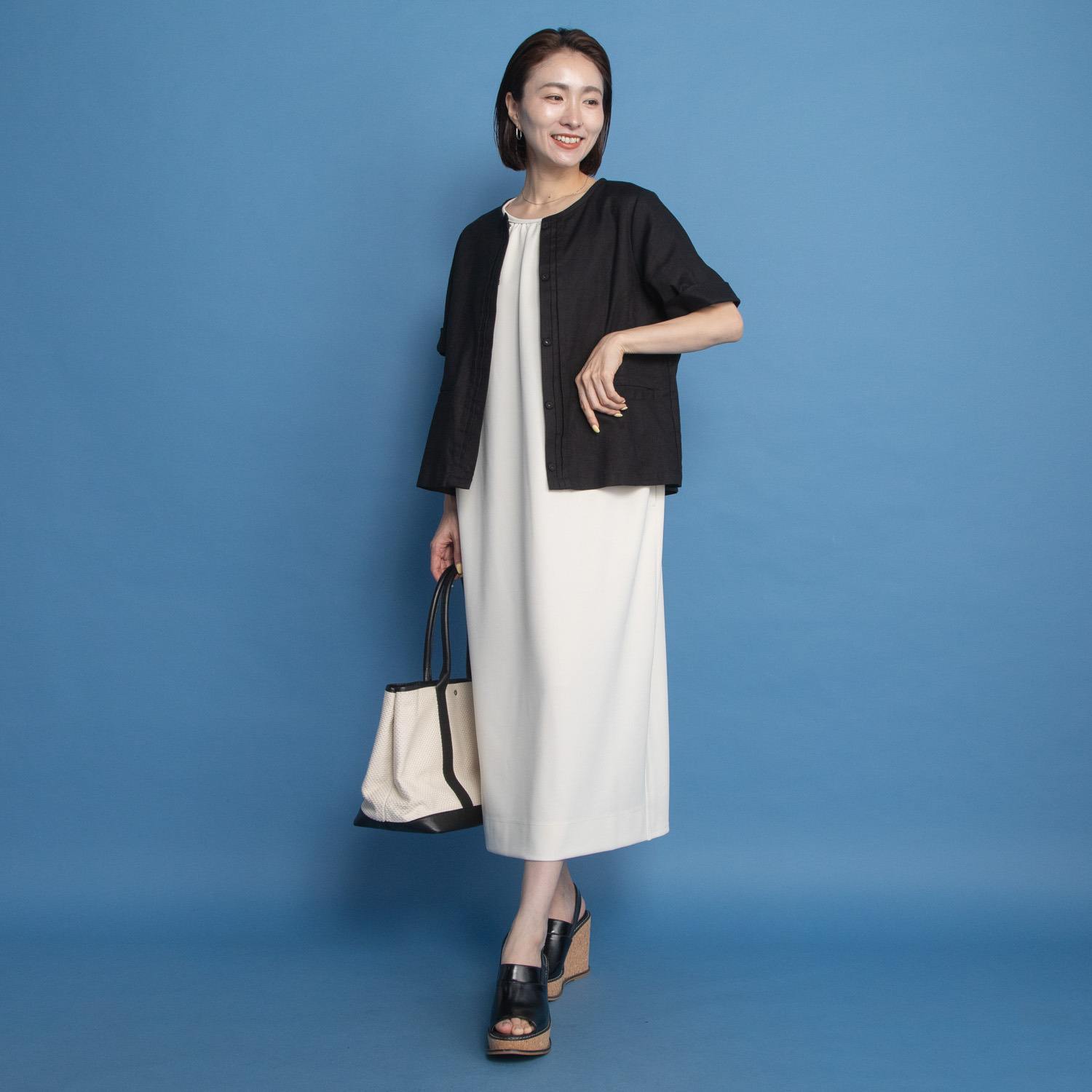 ヤエアジュテ 旬なハーフスリーブで 開けても閉めても上品見え リネン混 ノーカラージャケット