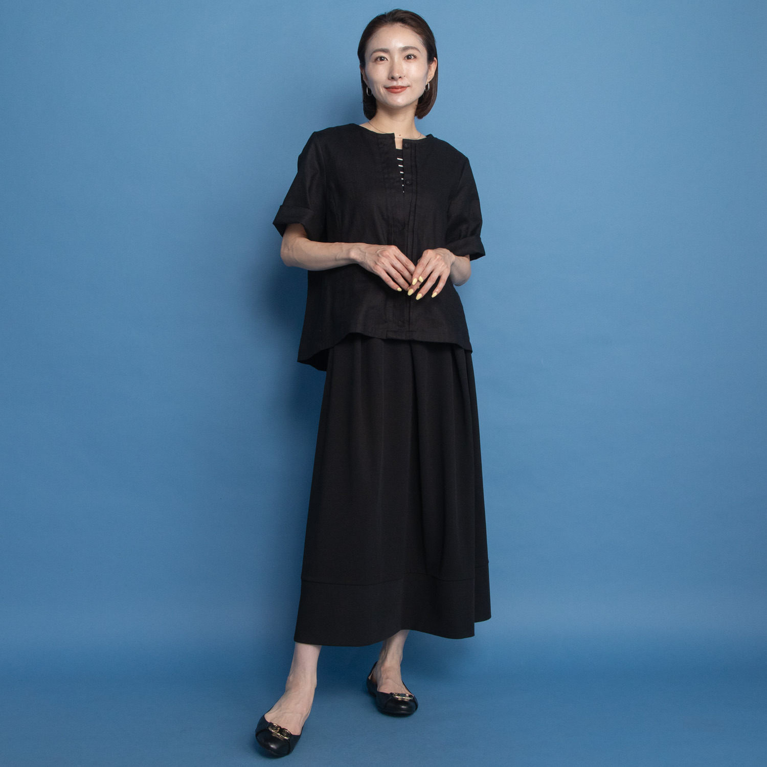 ヤエアジュテ 旬なハーフスリーブで 開けても閉めても上品見え リネン混 ノーカラージャケット