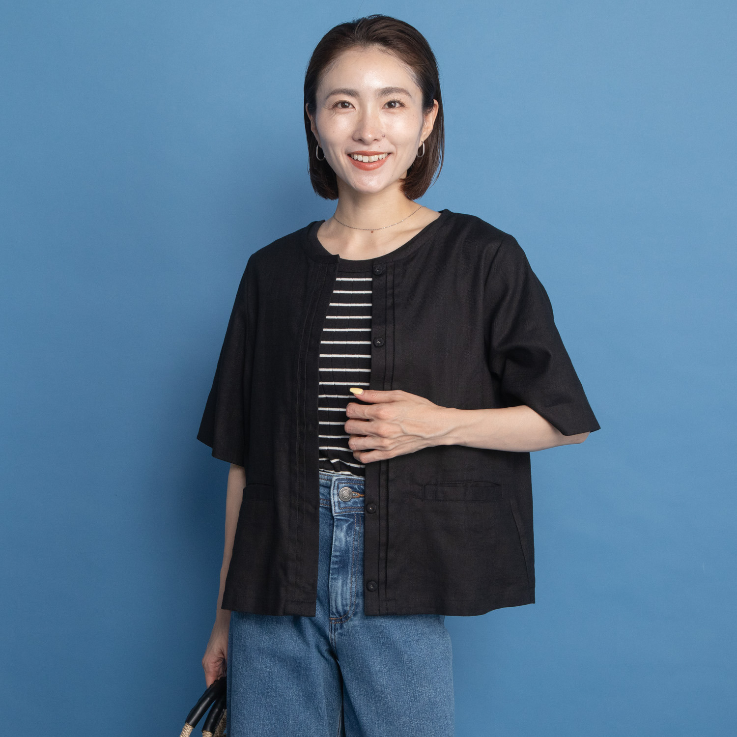 ヤエアジュテ 旬なハーフスリーブで 開けても閉めても上品見え リネン混 ノーカラージャケット