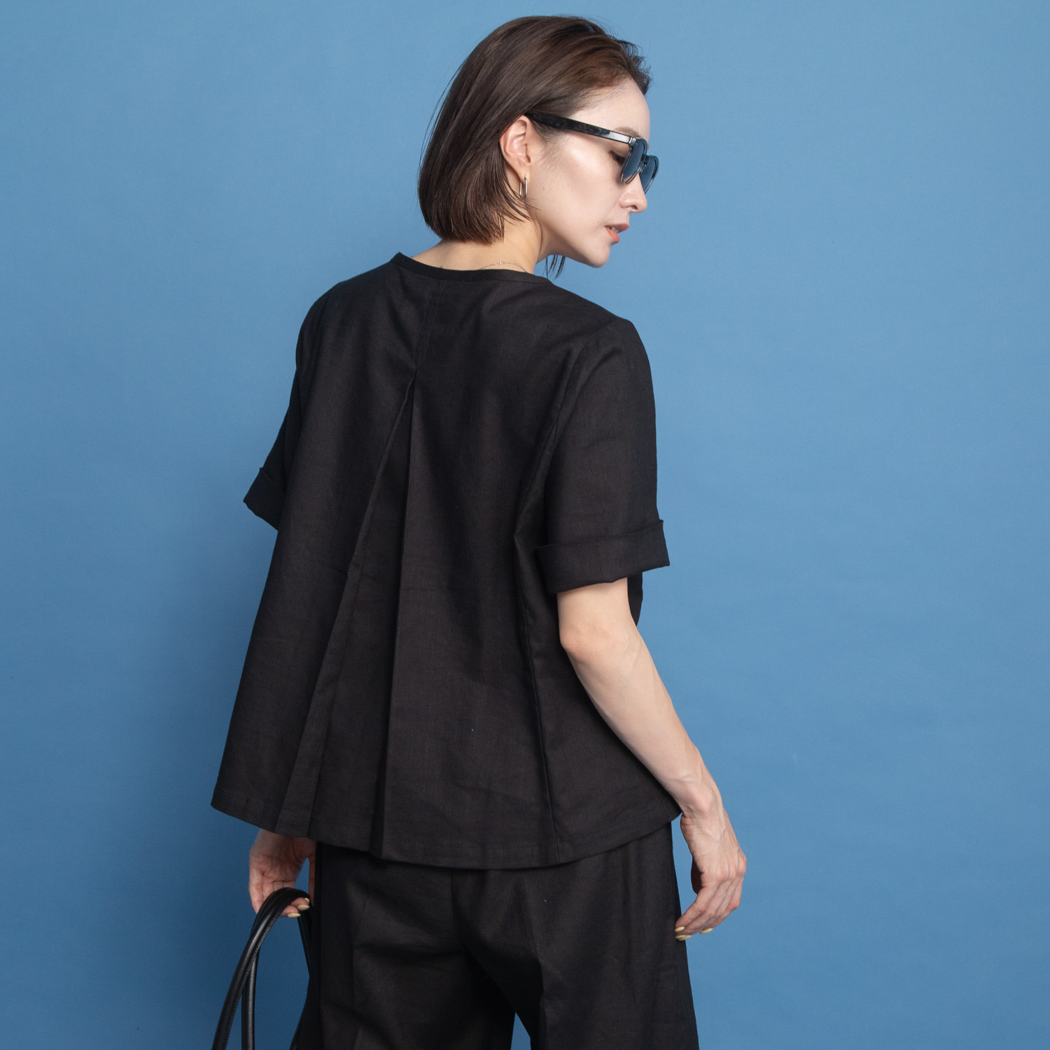 ヤエアジュテ 旬なハーフスリーブで 開けても閉めても上品見え リネン混 ノーカラージャケット