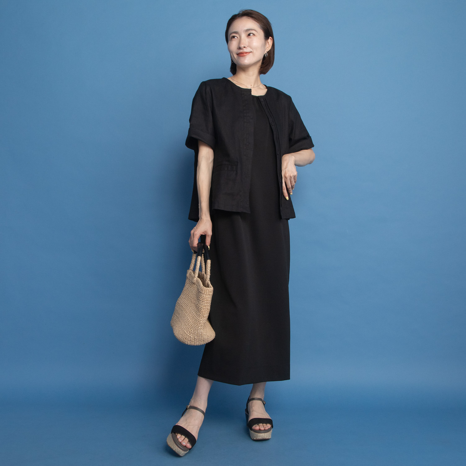 ヤエアジュテ 旬なハーフスリーブで 開けても閉めても上品見え リネン混 ノーカラージャケット