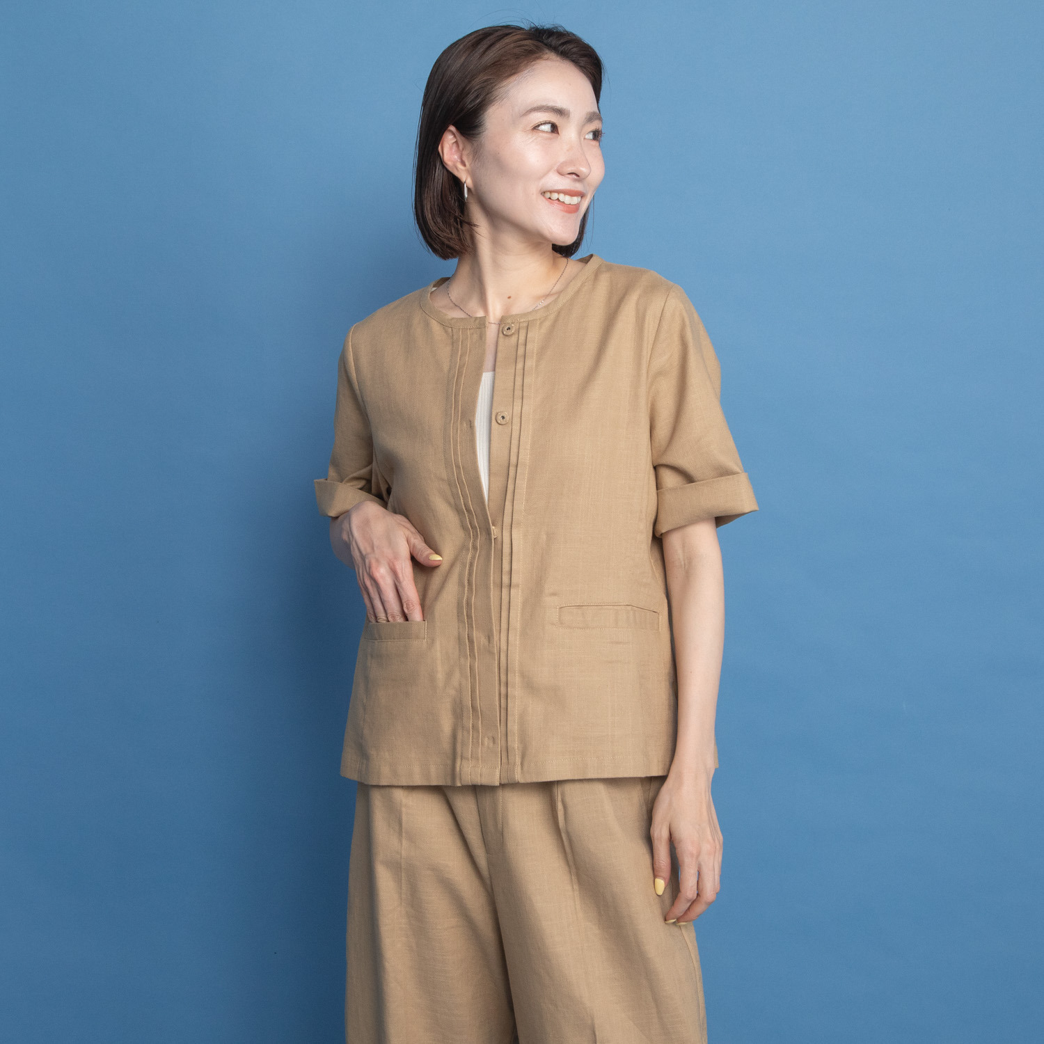 ヤエアジュテ 旬なハーフスリーブで 開けても閉めても上品見え リネン混 ノーカラージャケット