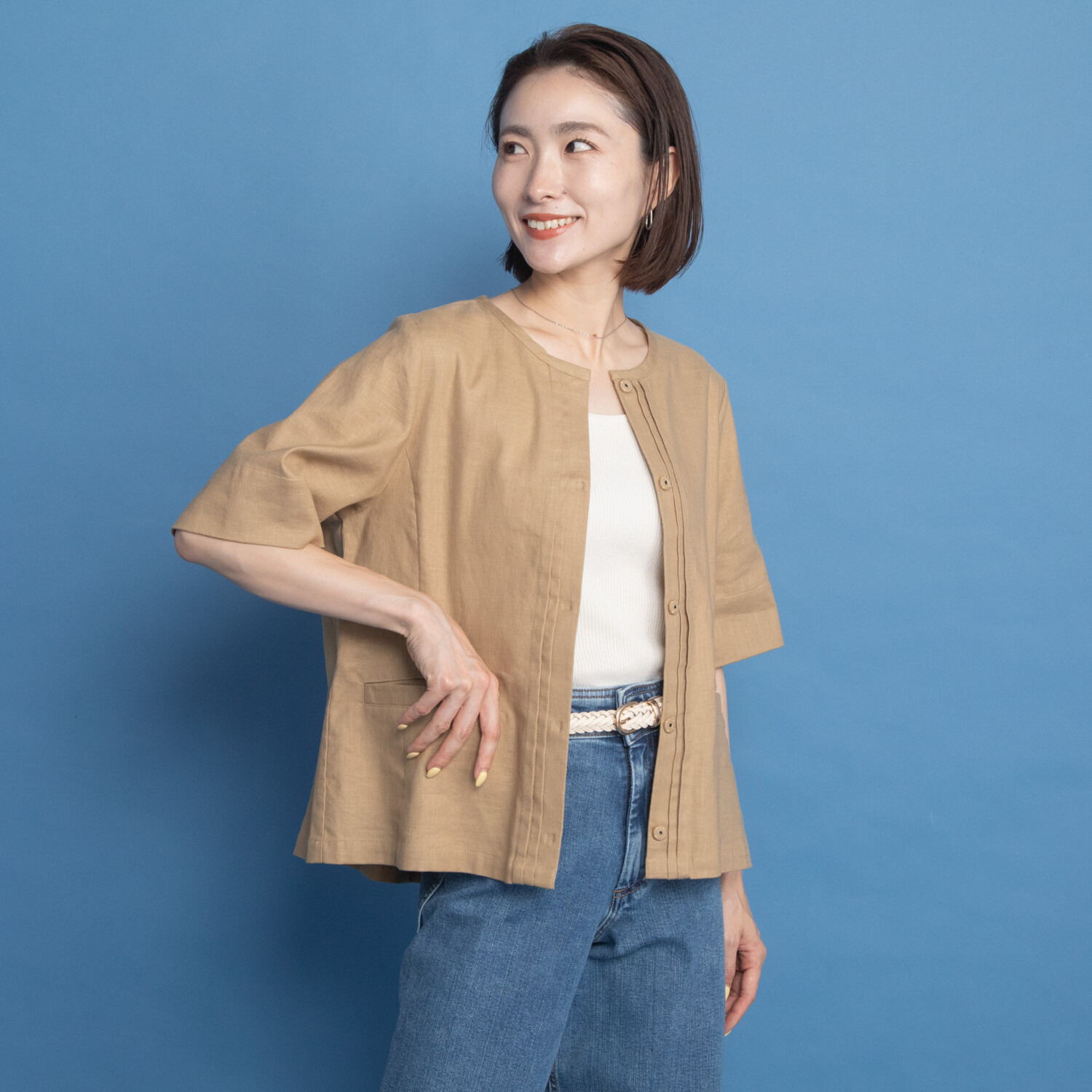 ヤエアジュテ 旬なハーフスリーブで 開けても閉めても上品見え リネン混 ノーカラージャケット