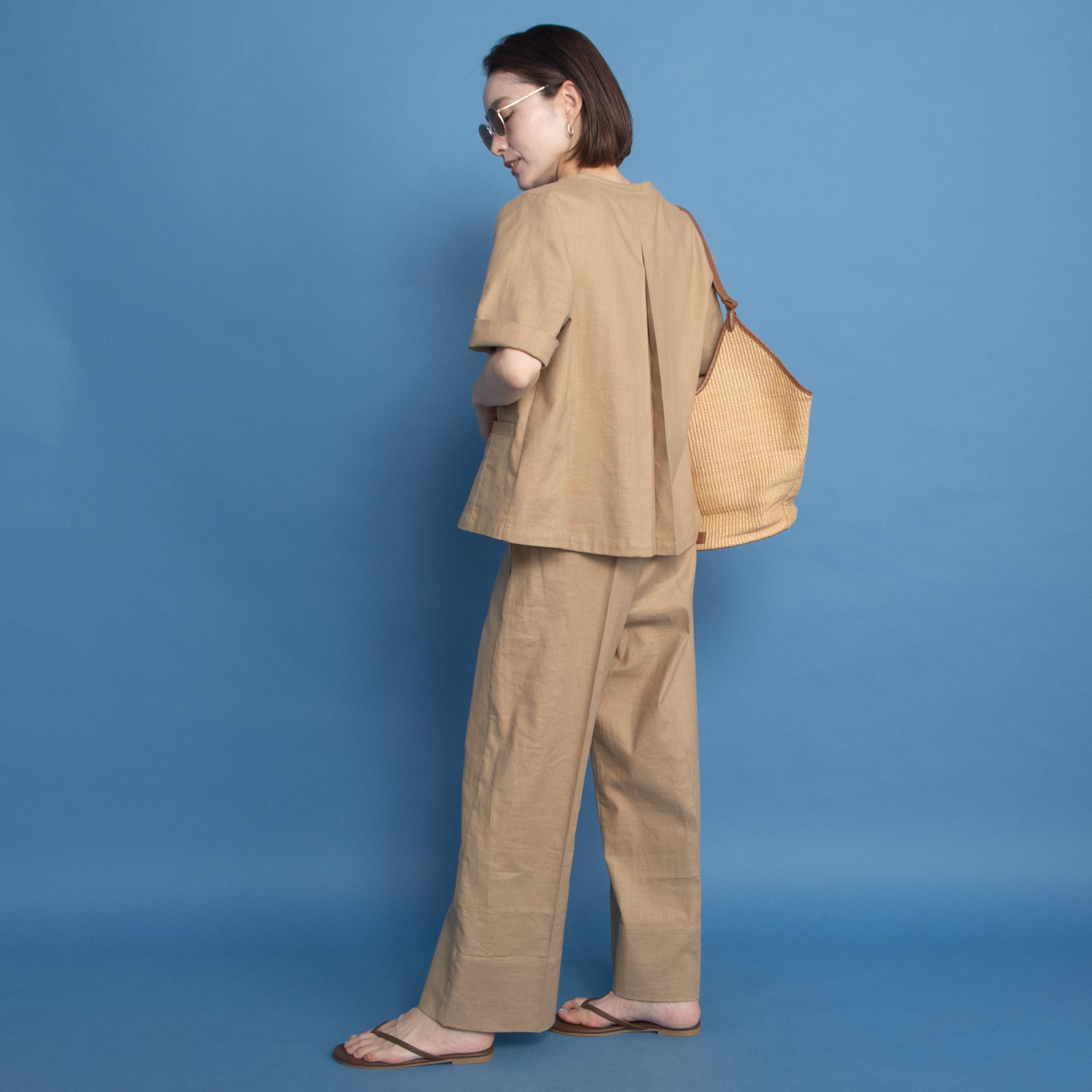 ヤエアジュテ 旬なハーフスリーブで 開けても閉めても上品見え リネン混 ノーカラージャケット