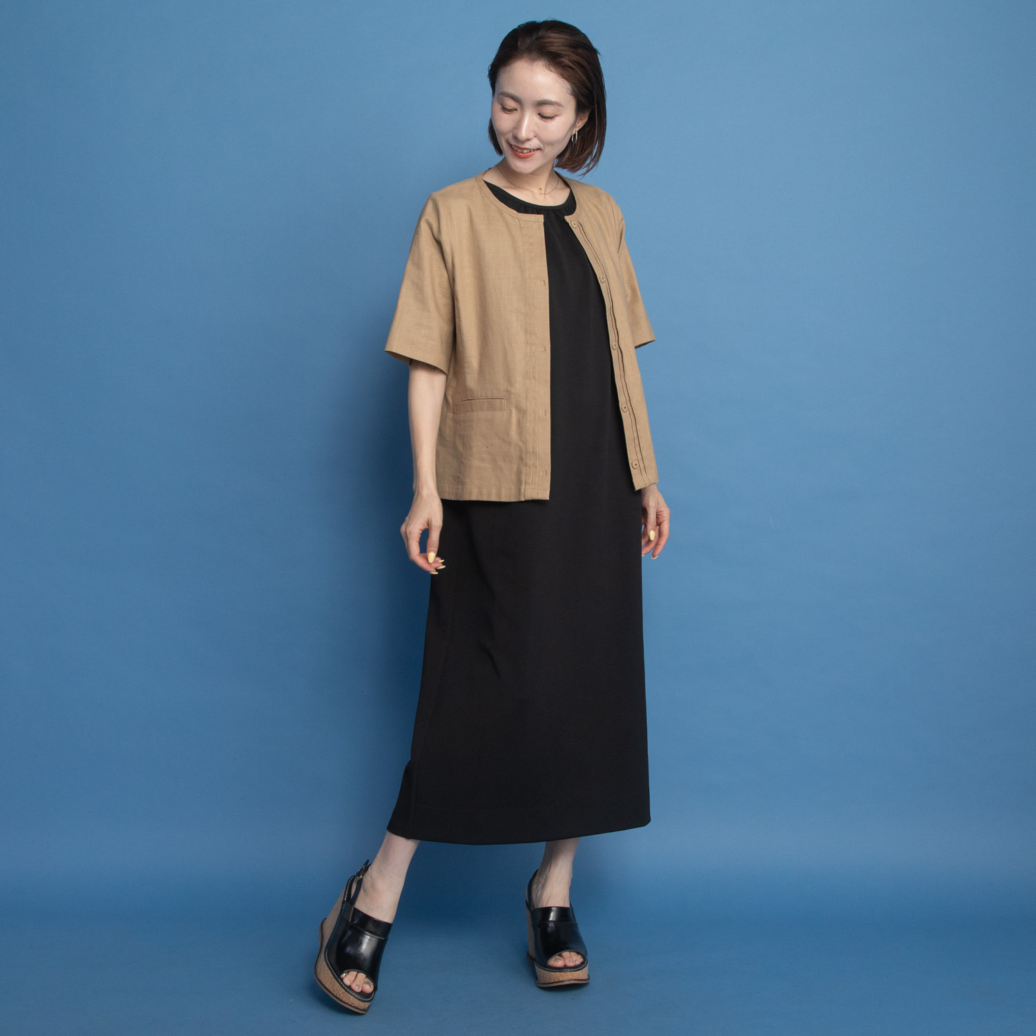 ヤエアジュテ 旬なハーフスリーブで 開けても閉めても上品見え リネン混 ノーカラージャケット