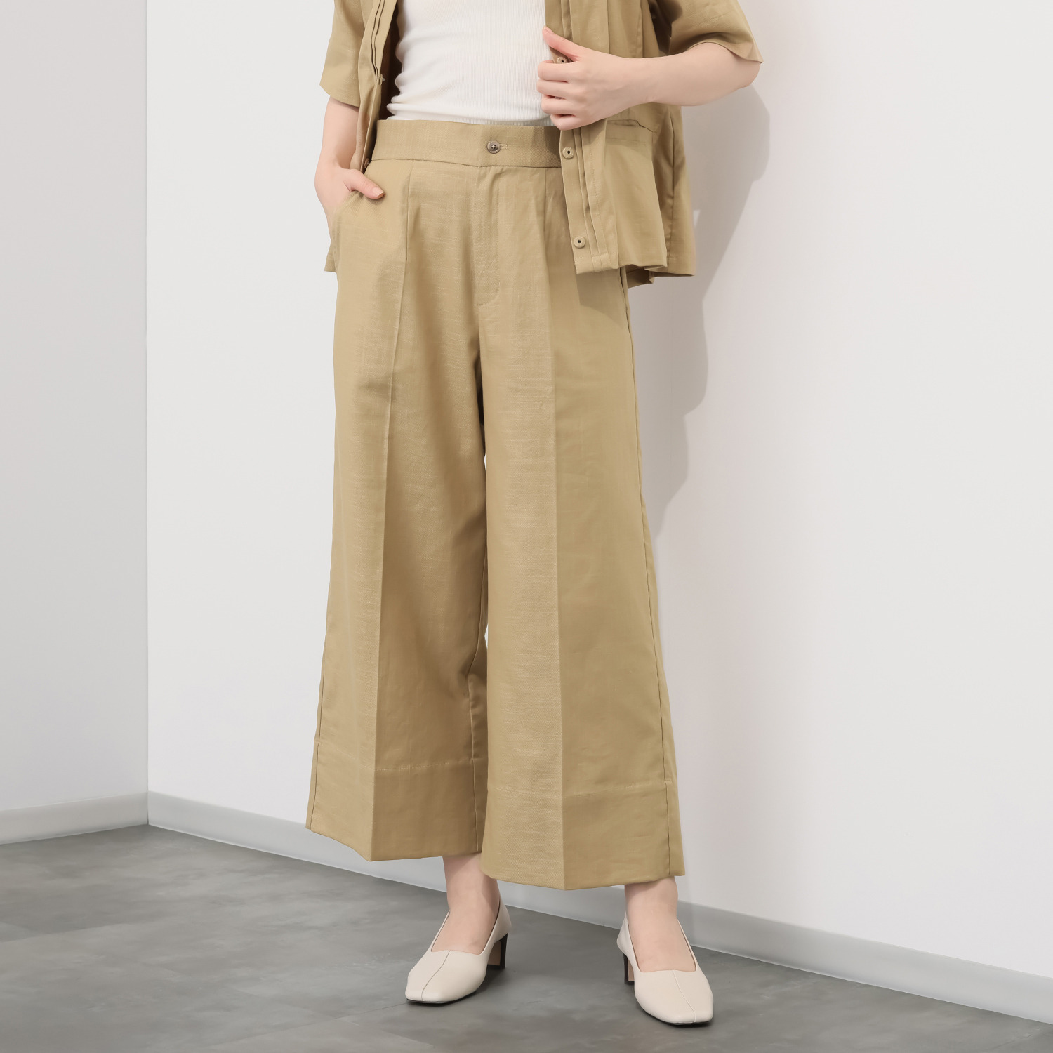 ヤエアジュテ シーンを選ばず着て欲しい ハンサムな装いが叶う すっきりワイドパンツ