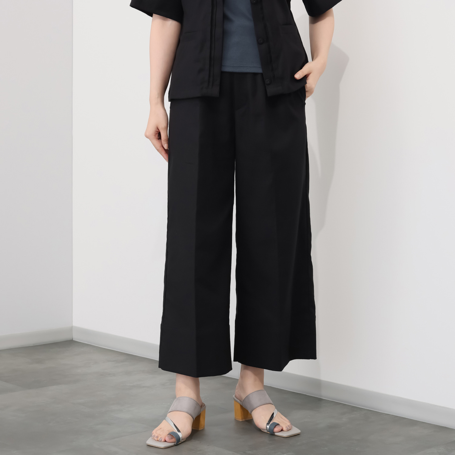 ヤエアジュテ シーンを選ばず着て欲しい ハンサムな装いが叶う すっきりワイドパンツ