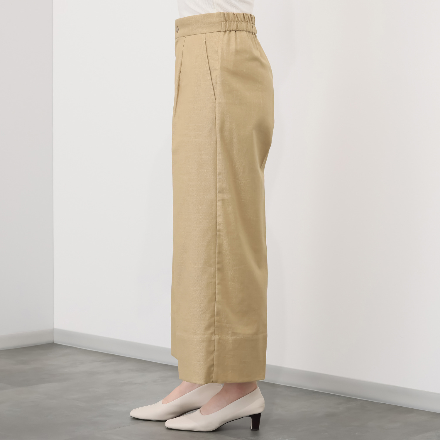 ヤエアジュテ シーンを選ばず着て欲しい ハンサムな装いが叶う すっきりワイドパンツ