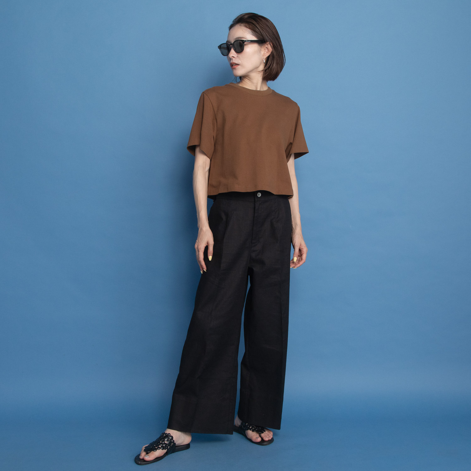 ヤエアジュテ シーンを選ばず着て欲しい ハンサムな装いが叶う すっきりワイドパンツ