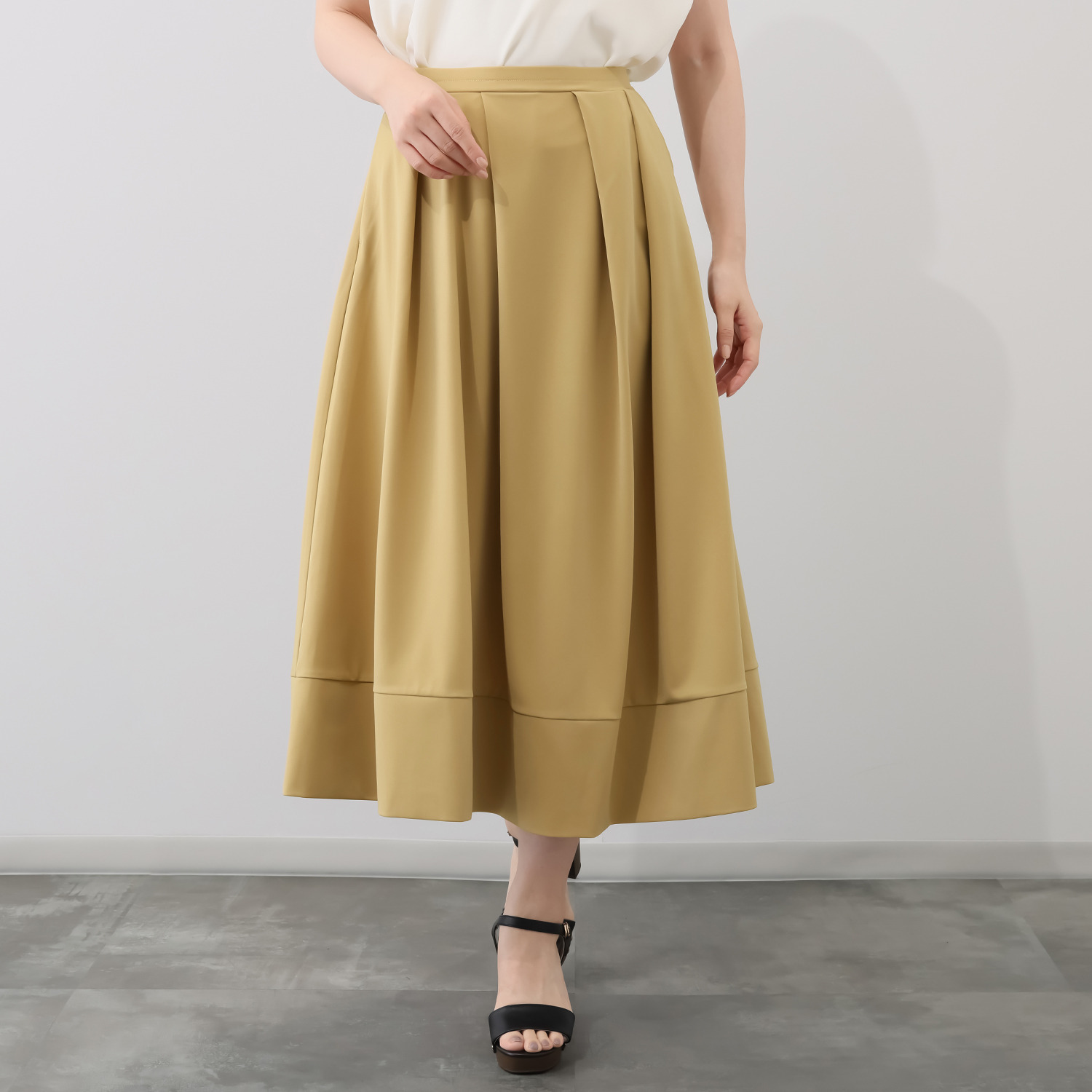 ヤエアジュテ ランダムタックデザインと コクーンシルエットで 主役級ロングスカート