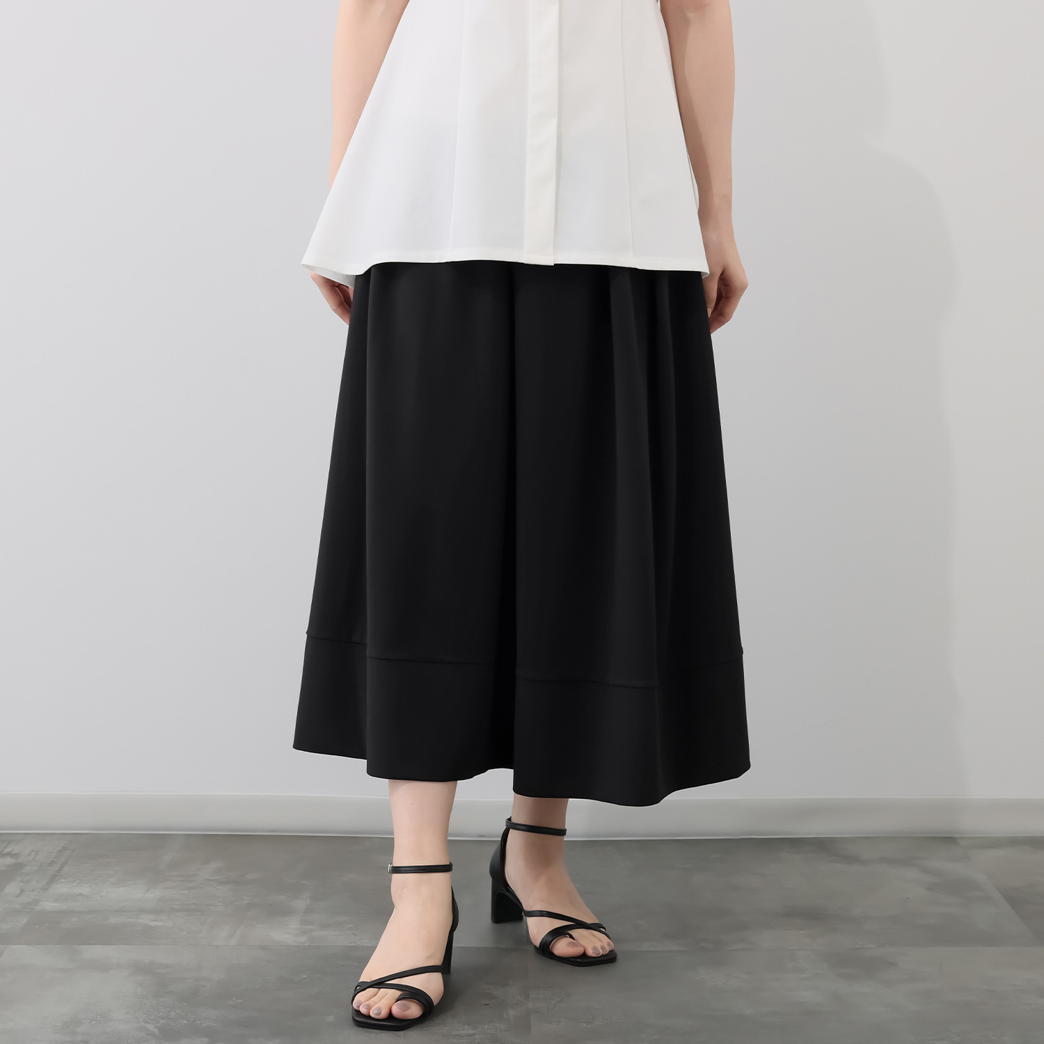 ヤエアジュテ ランダムタックデザインと コクーンシルエットで 主役級ロングスカート