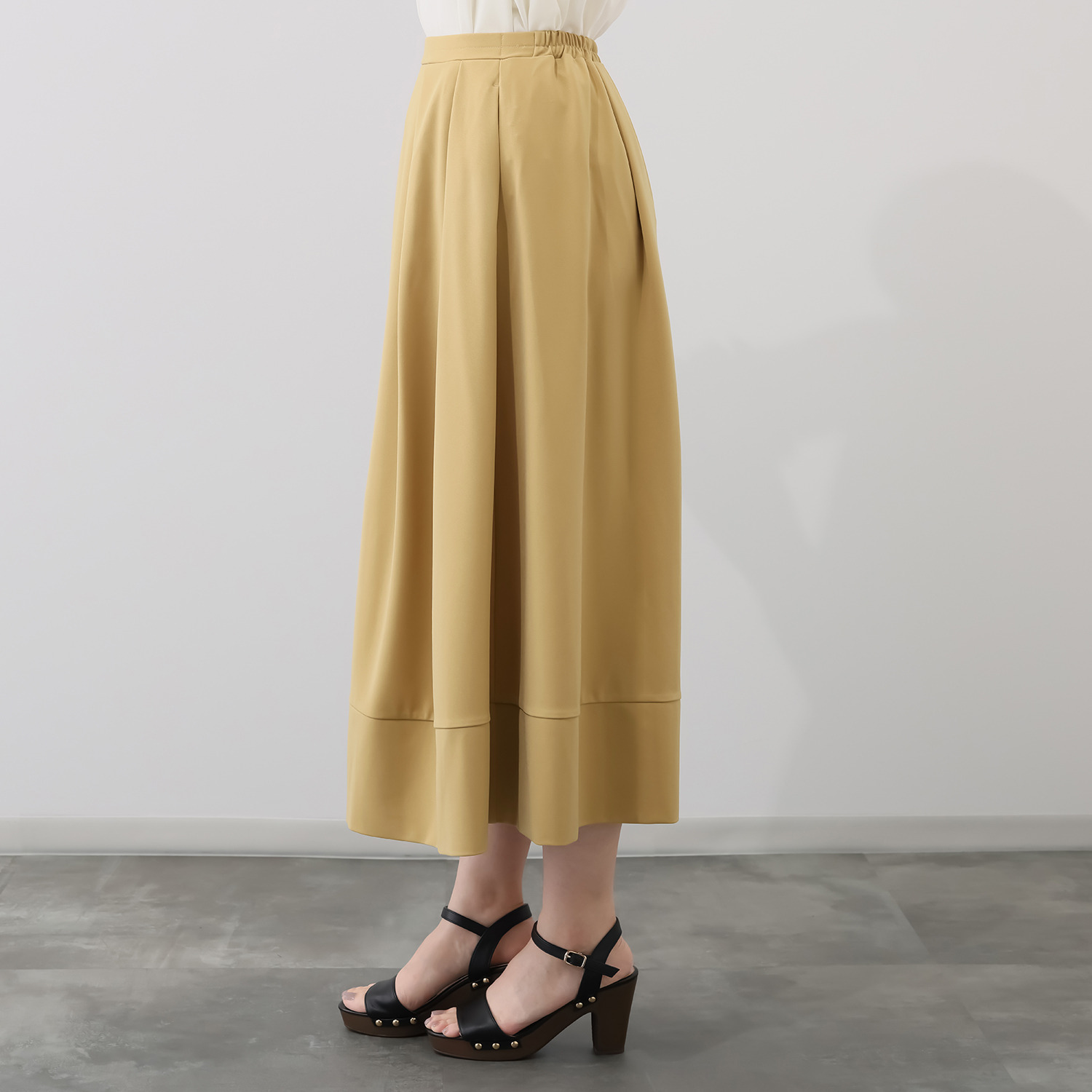 ヤエアジュテ ランダムタックデザインと コクーンシルエットで 主役級ロングスカート