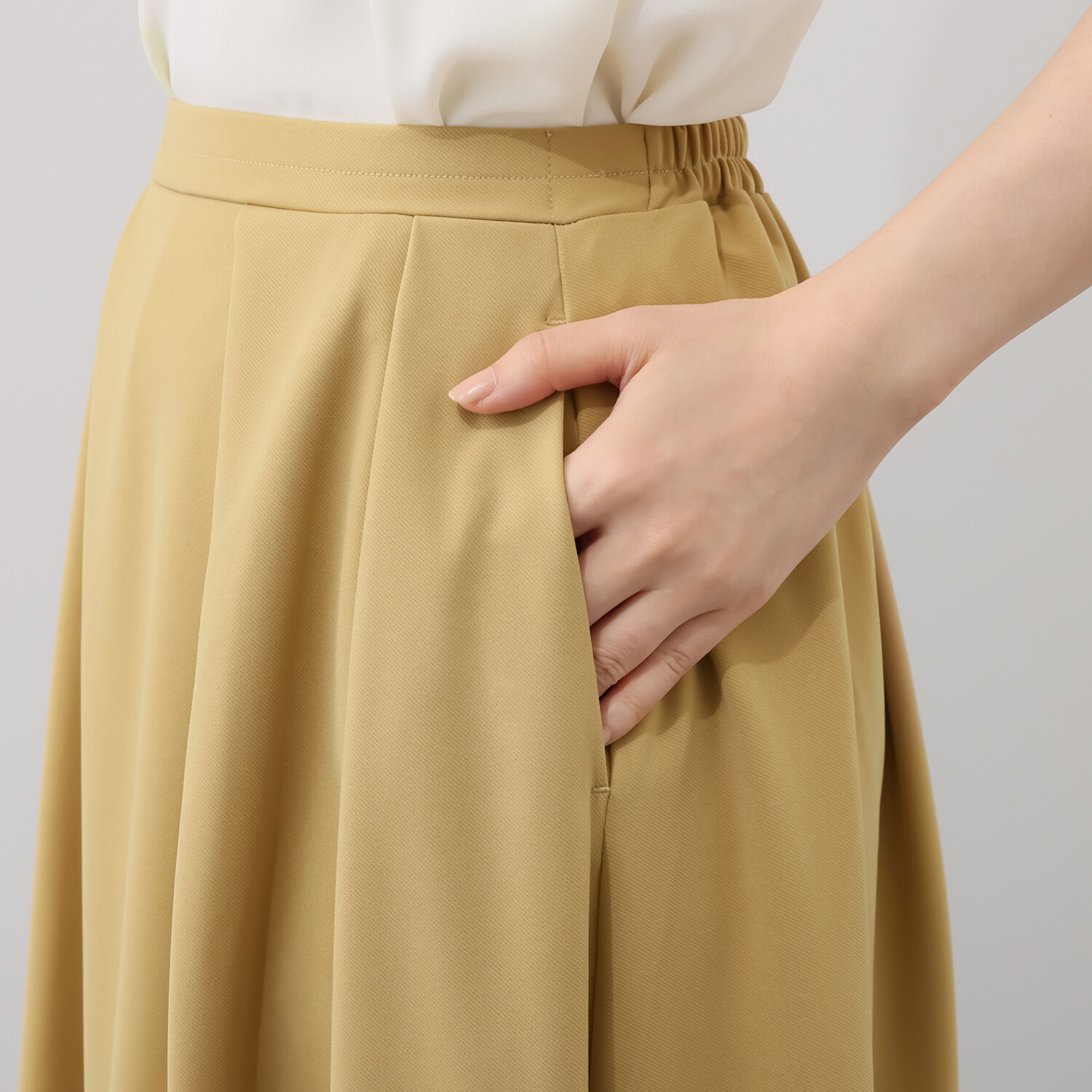 ヤエアジュテ ランダムタックデザインと コクーンシルエットで 主役級ロングスカート