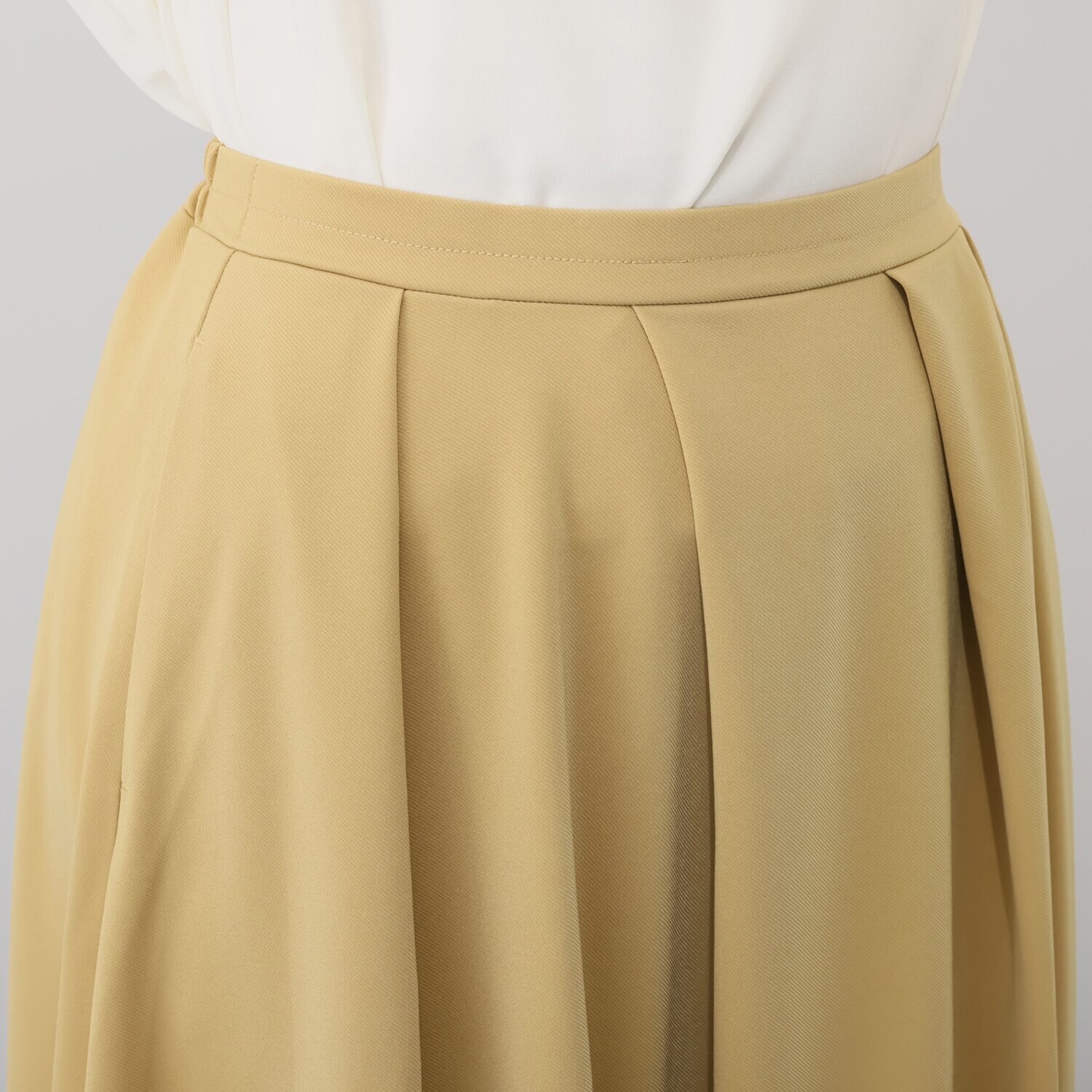 ヤエアジュテ ランダムタックデザインと コクーンシルエットで 主役級ロングスカート