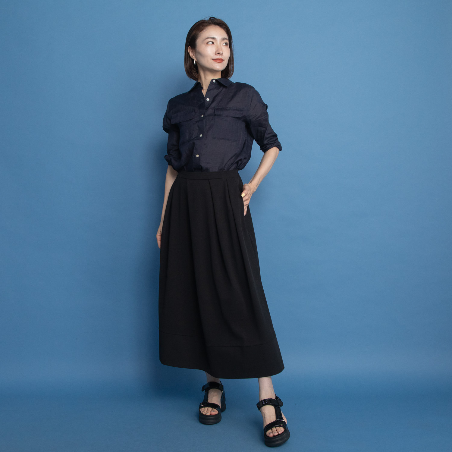 ヤエアジュテ ランダムタックデザインと コクーンシルエットで 主役級ロングスカート