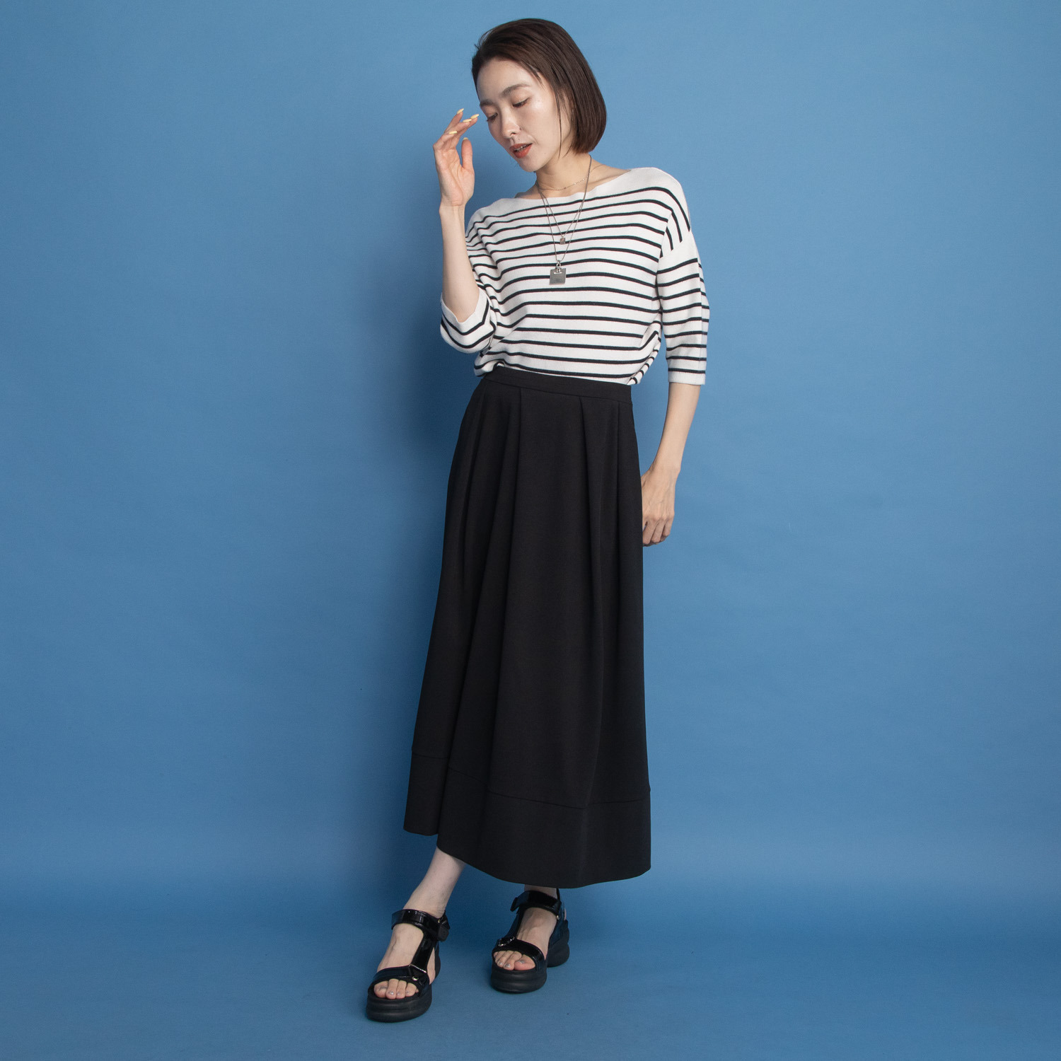 ヤエアジュテ ランダムタックデザインと コクーンシルエットで 主役級ロングスカート