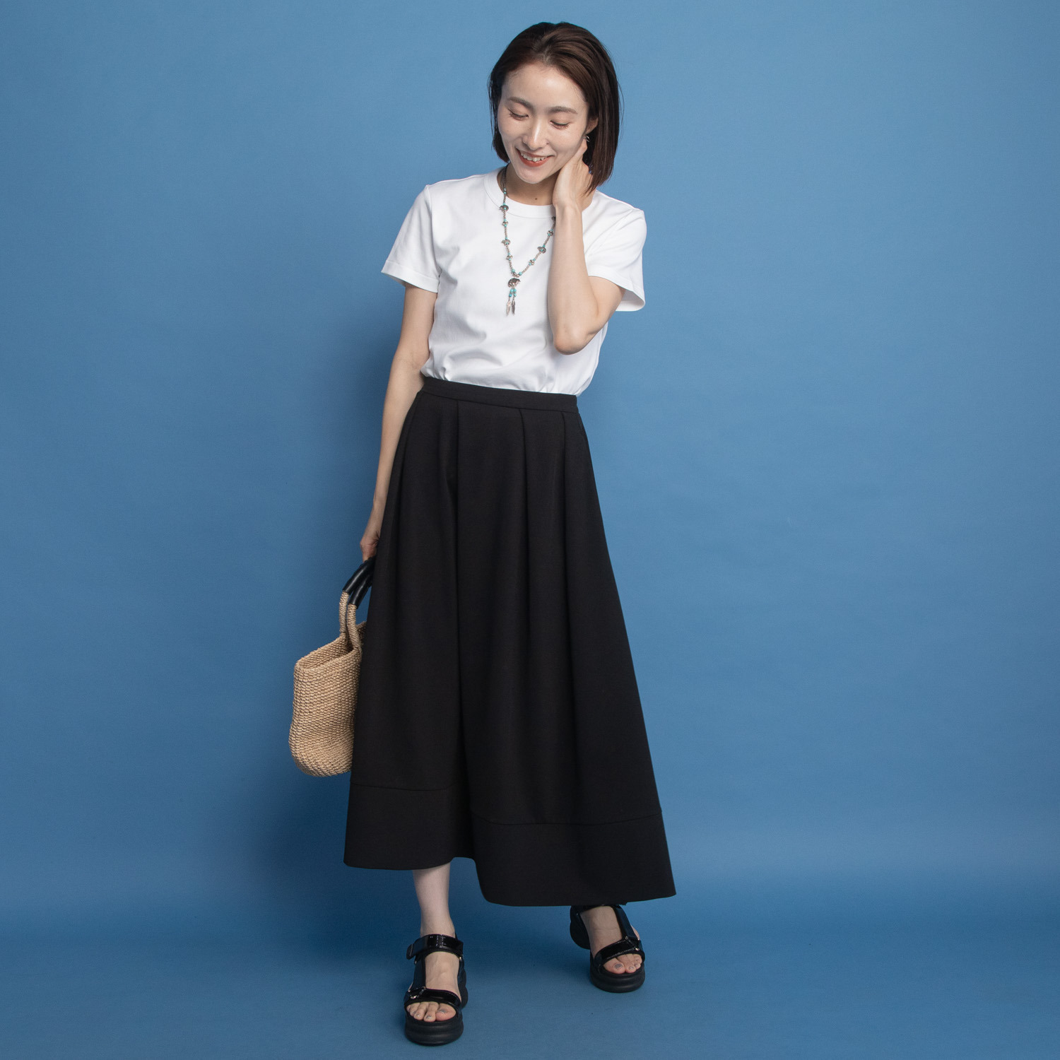 ヤエアジュテ ランダムタックデザインと コクーンシルエットで 主役級ロングスカート