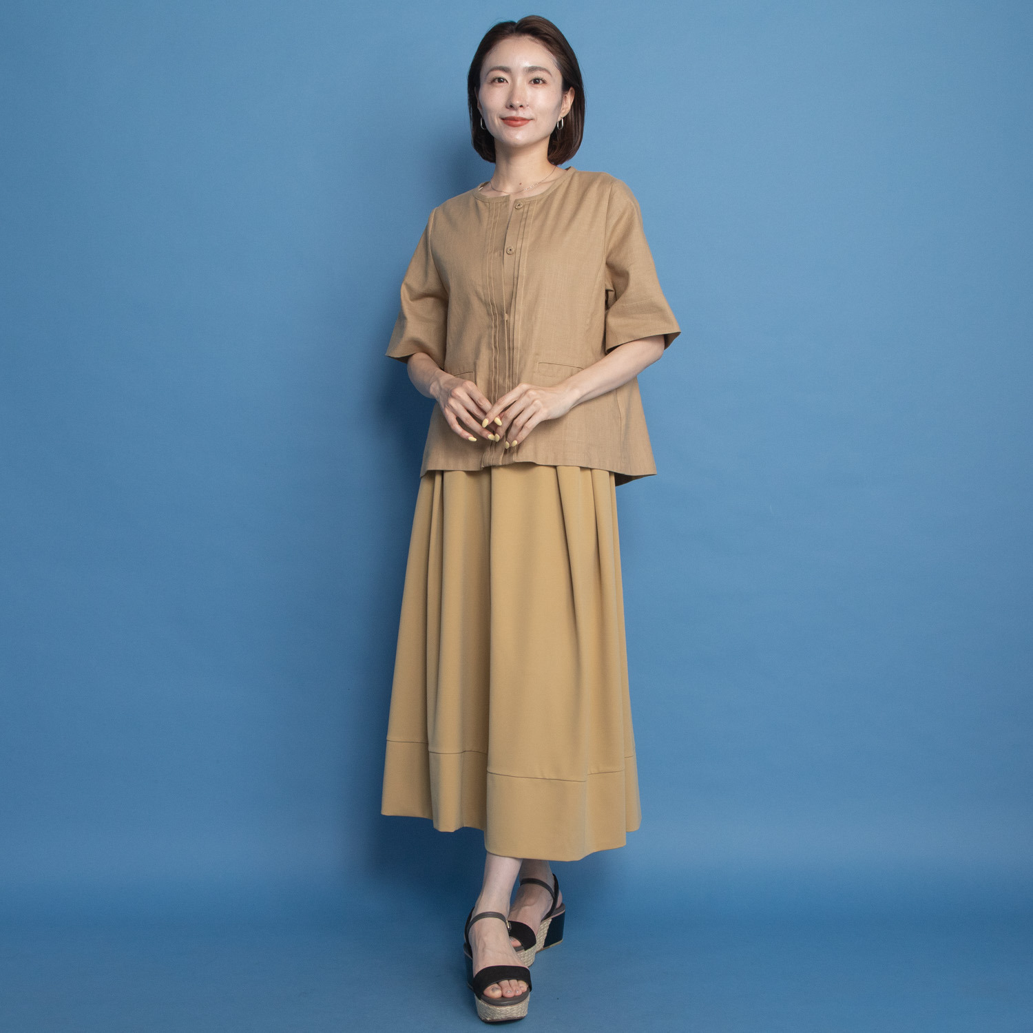 ヤエアジュテ ランダムタックデザインと コクーンシルエットで 主役級ロングスカート