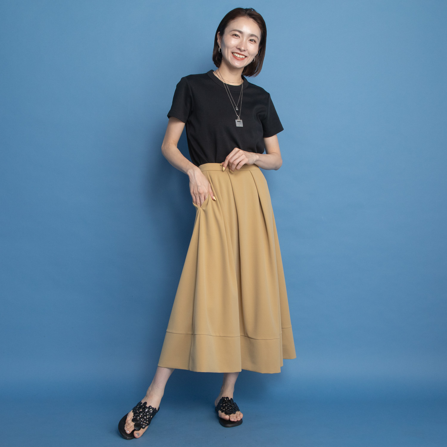 ヤエアジュテ ランダムタックデザインと コクーンシルエットで 主役級ロングスカート