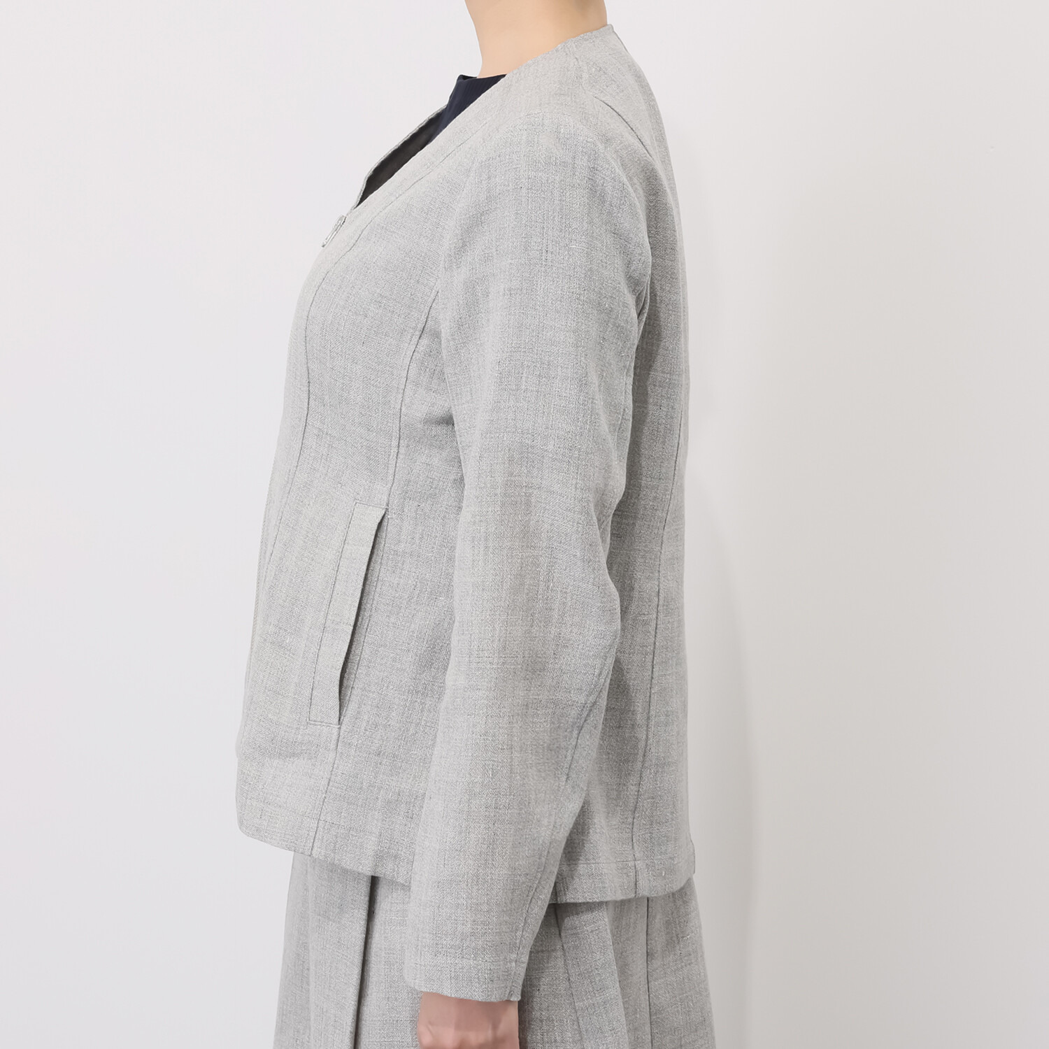 レア　ジェム 天然素材のマリアージュ フレンチリネンとウールで 大人の上質カジュアルを シャープにまとうブルゾン