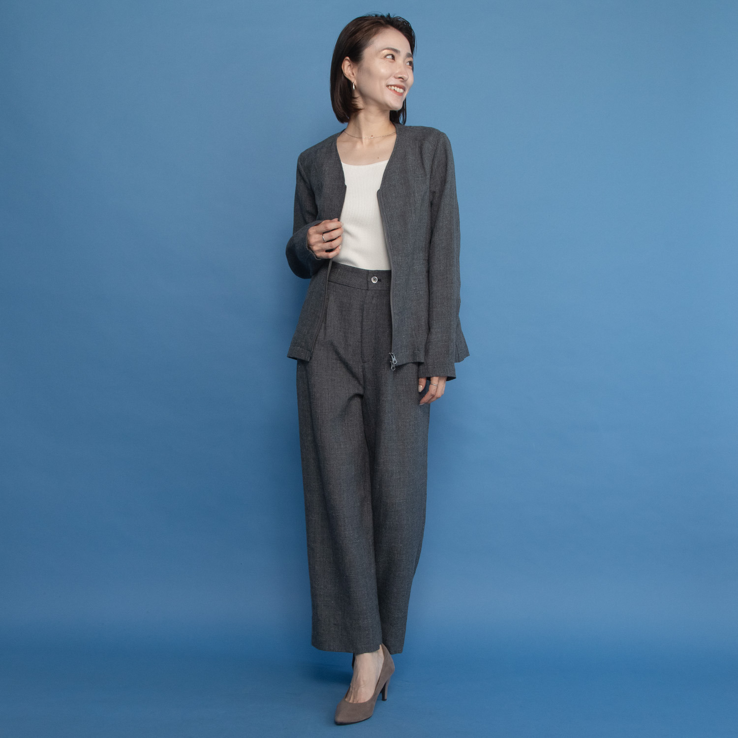 レア　ジェム 天然素材のマリアージュ フレンチリネンとウールで 上質カジュアルを装う ツータックパンツ