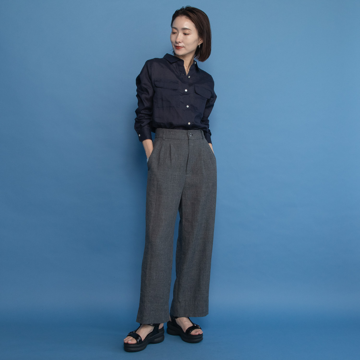 レア　ジェム 天然素材のマリアージュ フレンチリネンとウールで 上質カジュアルを装う ツータックパンツ