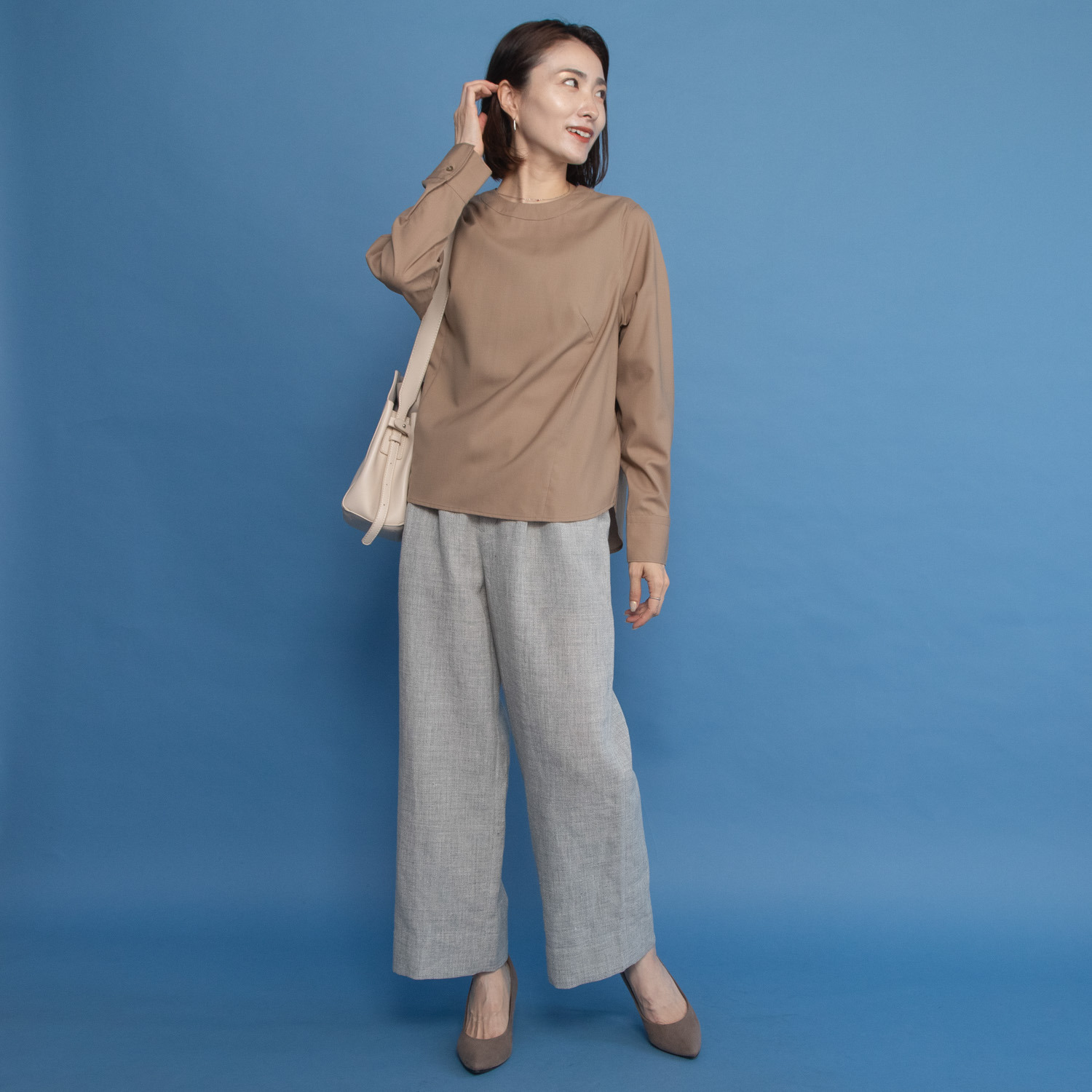 レア　ジェム 天然素材のマリアージュ フレンチリネンとウールで 上質カジュアルを装う ツータックパンツ