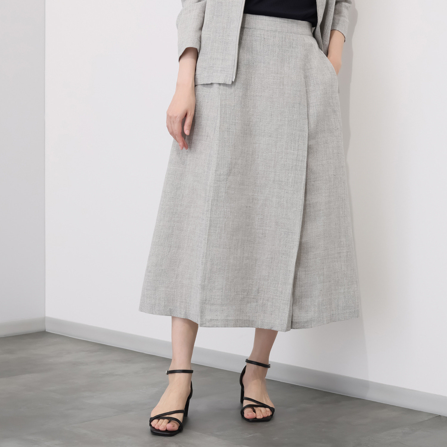 レア　ジェム 天然素材のマリアージュ フレンチリネンとウールで マニッシュに装う タックフレアースカート