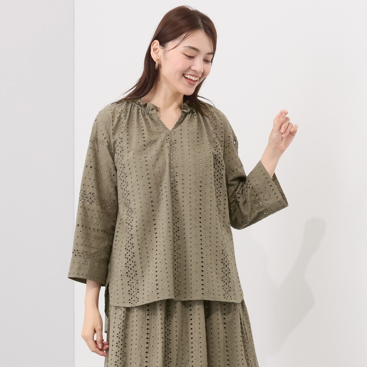 ルクオーレ コットン１００％ 総アイレットレース スリットネック ブラウス