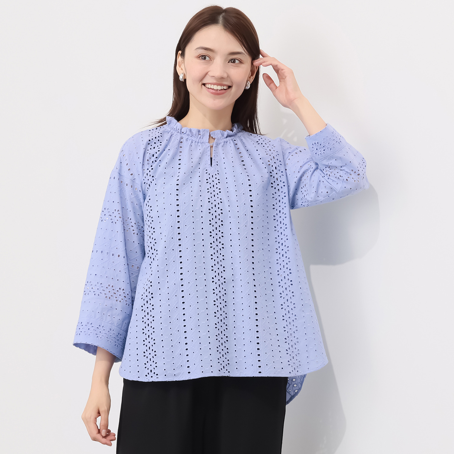 ルクオーレ コットン１００％ 総アイレットレース スリットネック ブラウス