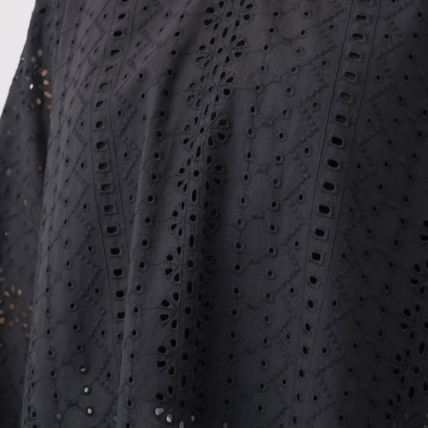 ルクオーレ コットン１００％ 総アイレットレース スリットネック ブラウス