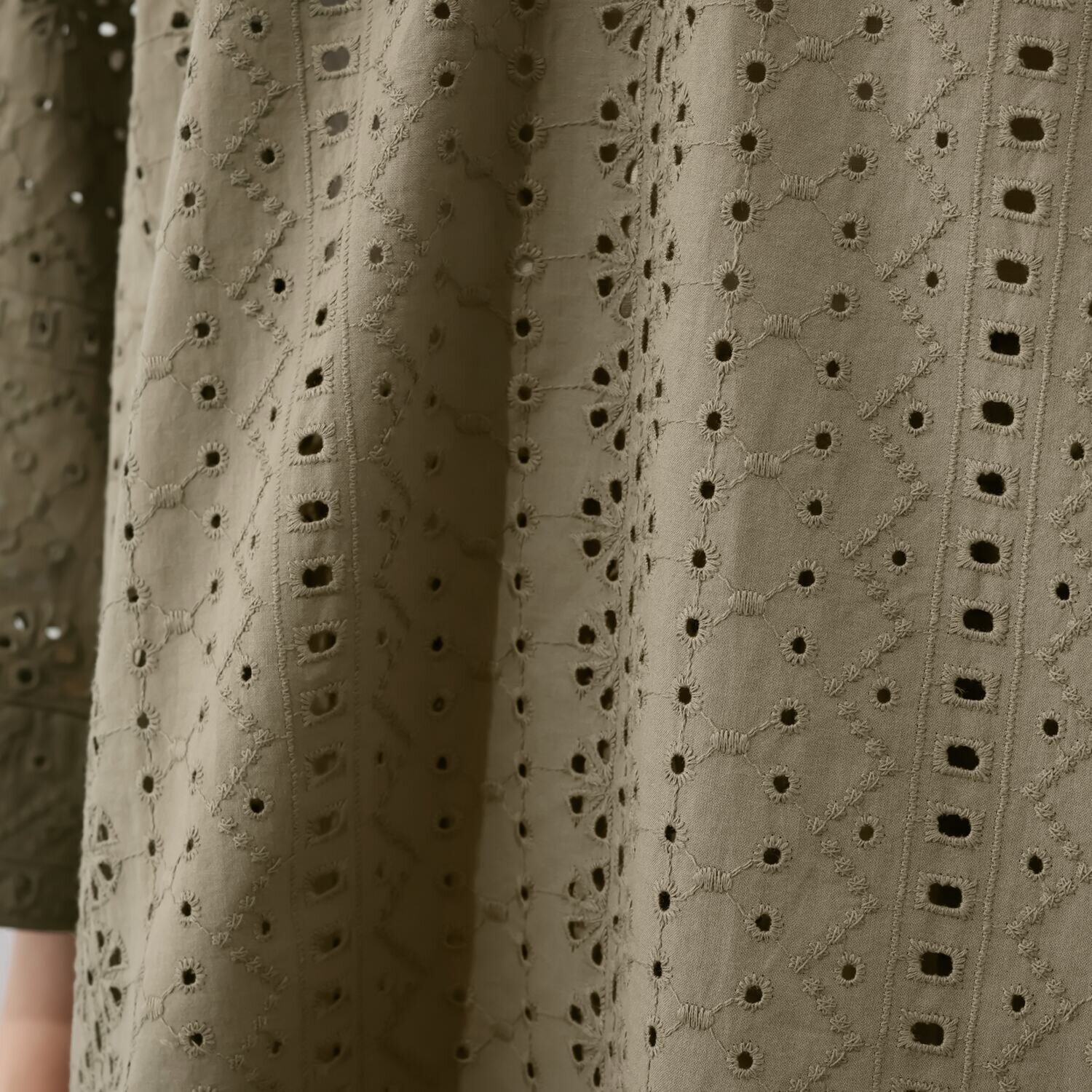 ルクオーレ コットン１００％ 総アイレットレース スリットネック ブラウス